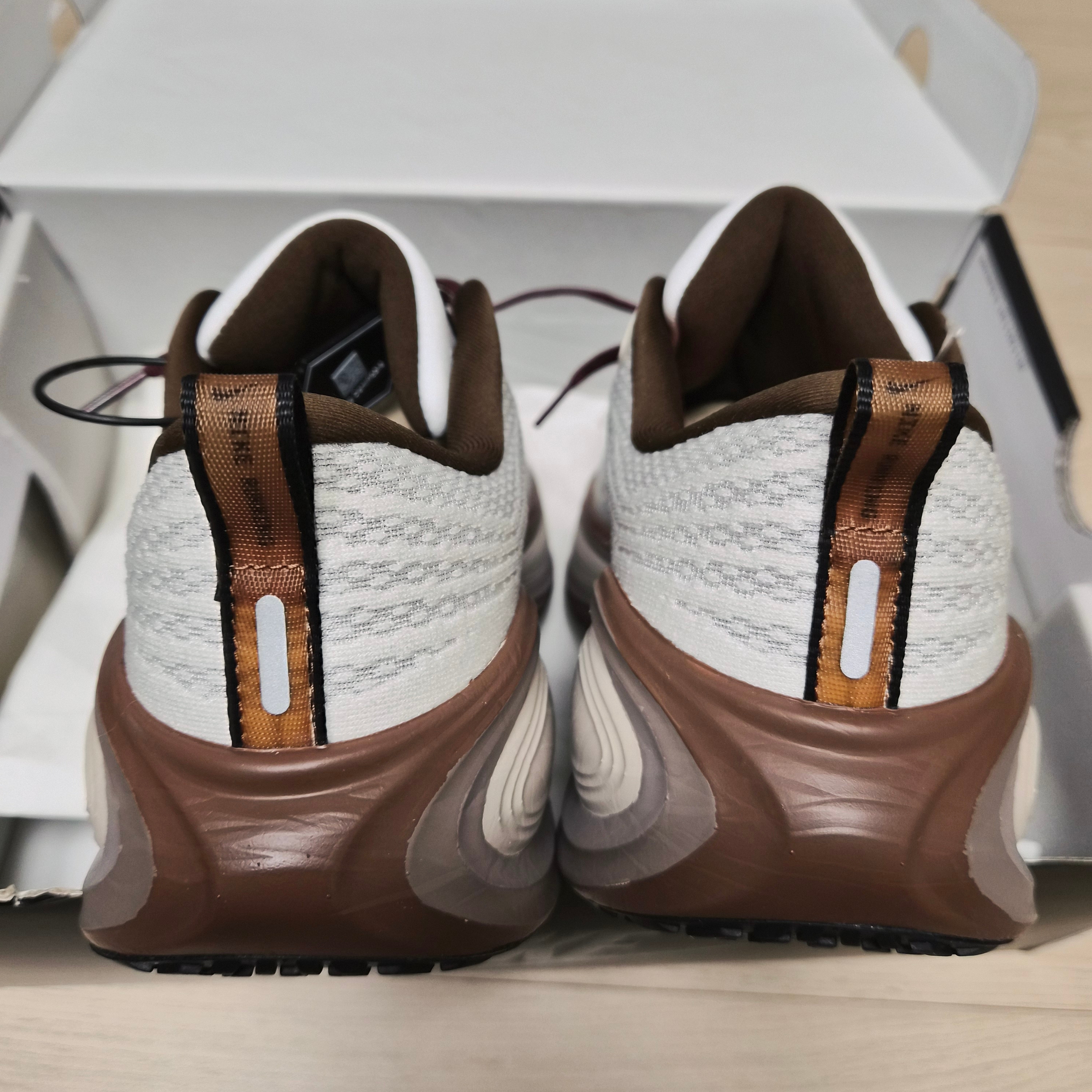NIke Vomero Plus Sail and Baroque Brown 착용 스타일 - 3