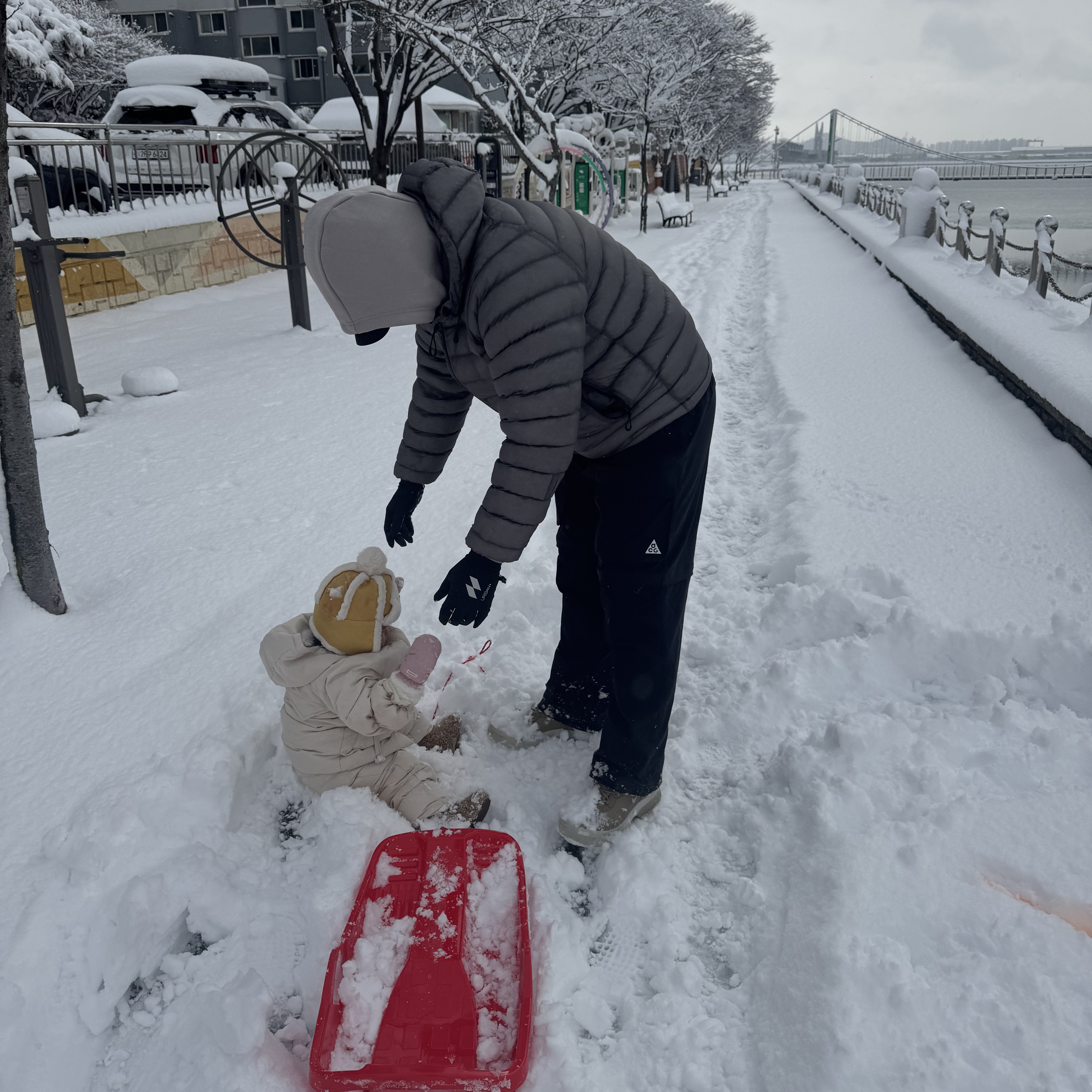 Nike ACG Smith Summit Zip Cargo Pants Black Anthracite - Asia, Nike ACG Therma-Fit Pullover Fleece Hoodie Light Orewood Brown Hyper Crimson - Asia 착용 스타일 - 2