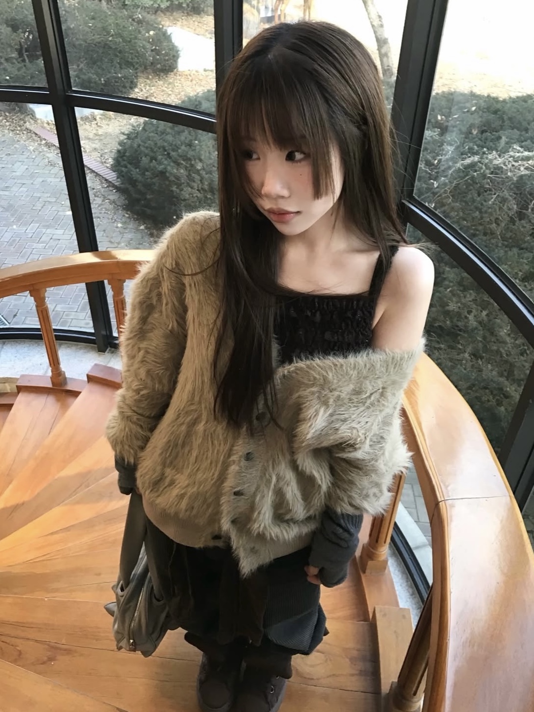 PHOS333 Hairy Cardigan Beige, PHOS333 Hairy Cardigan Black 착용 스타일 - 1