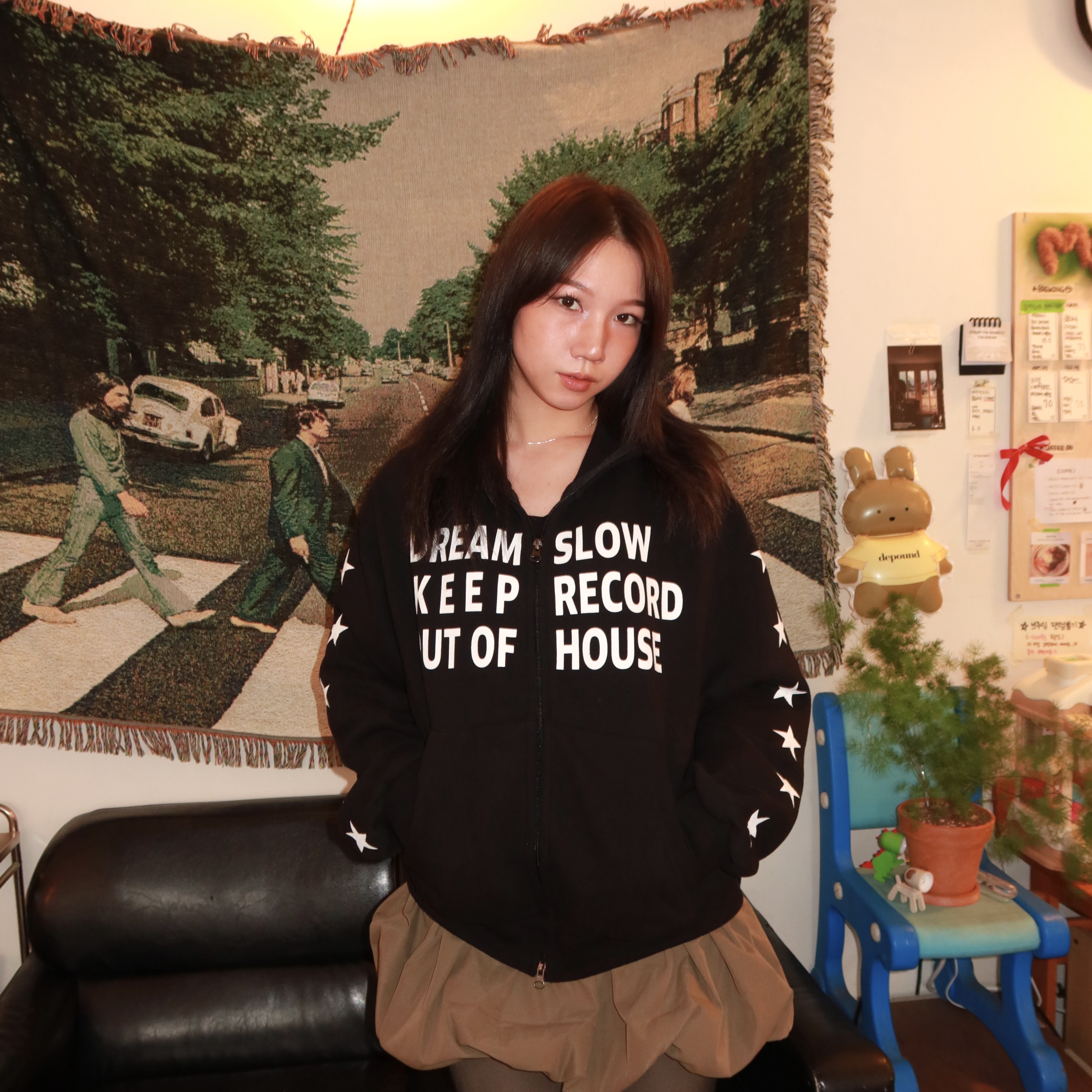 SLOW RECORD HOUSE Typo Star Track Zip-Up_Black 착용 스타일 - 8