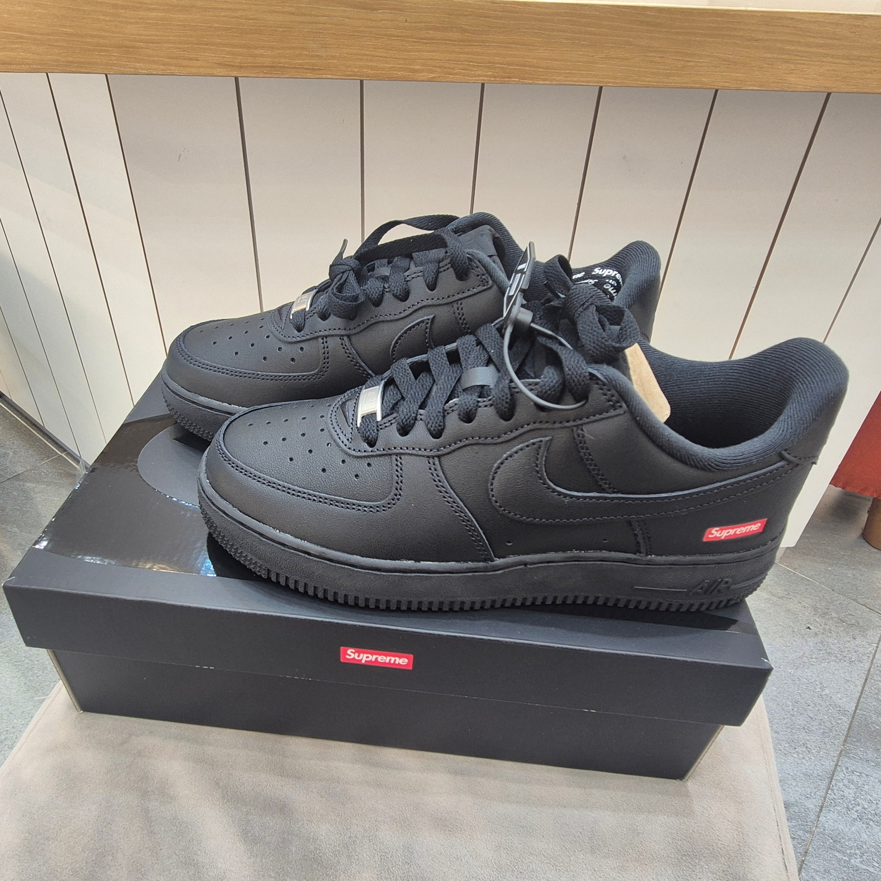 Nike x Supreme Air Force 1 Low Black 착용 스타일 - 2