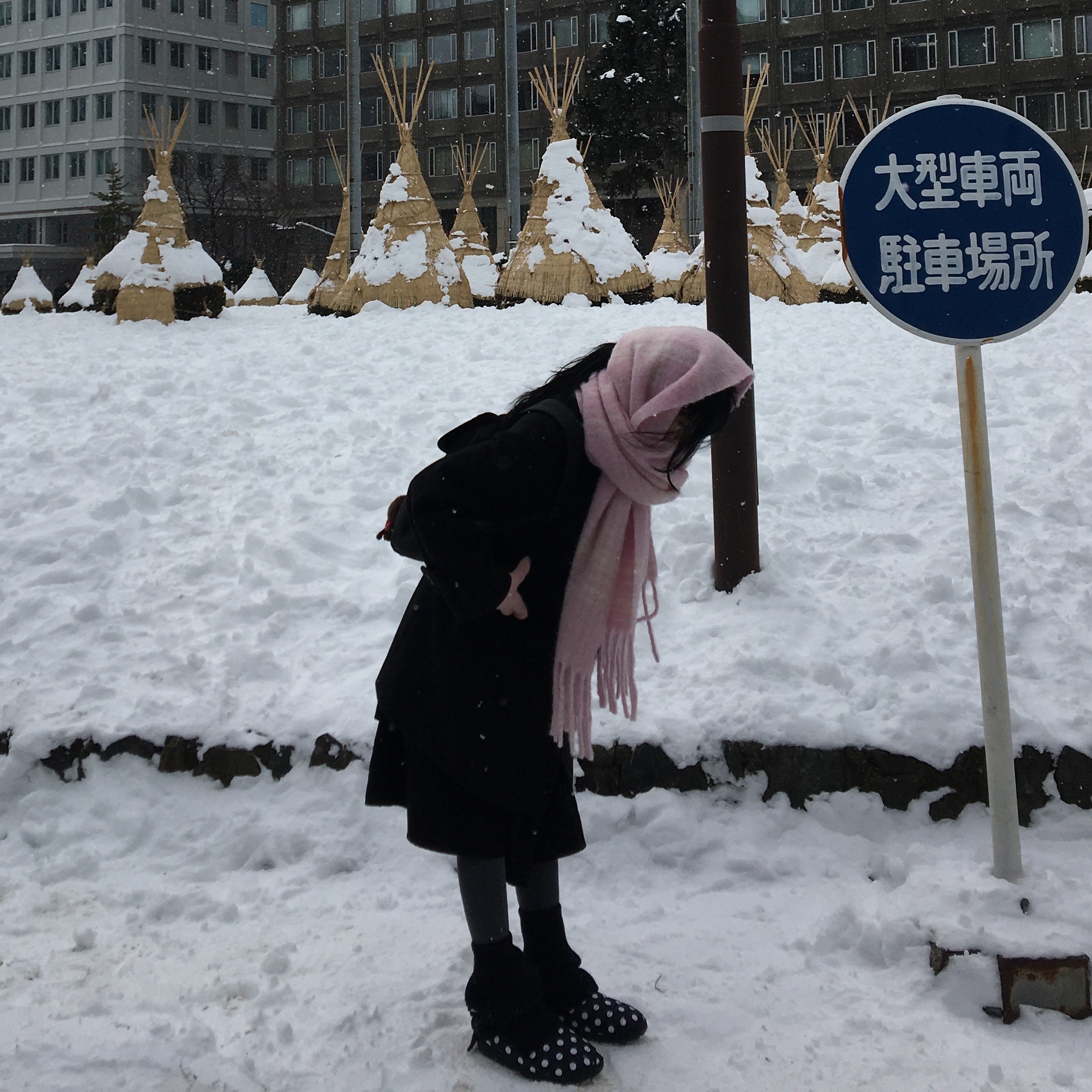 Subu Permanent F-Line Dots, Jacquemus L’echarpe Carro Le Chouchou Jacquard Check Muffler Light Pink 착용 스타일 - 1