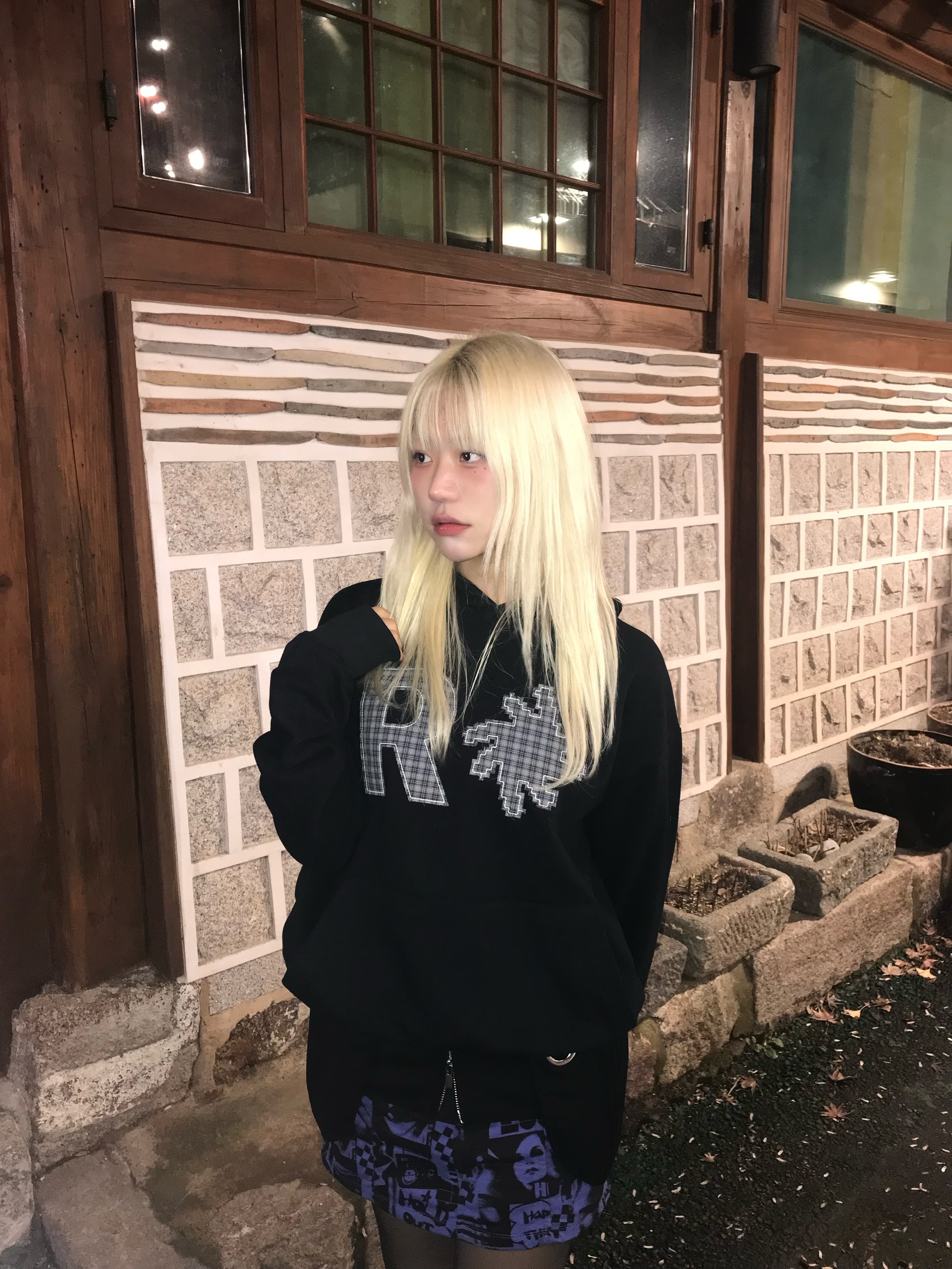 SLOW RECORD HOUSE Check Patch Hoodie Black 착용 스타일 - 4