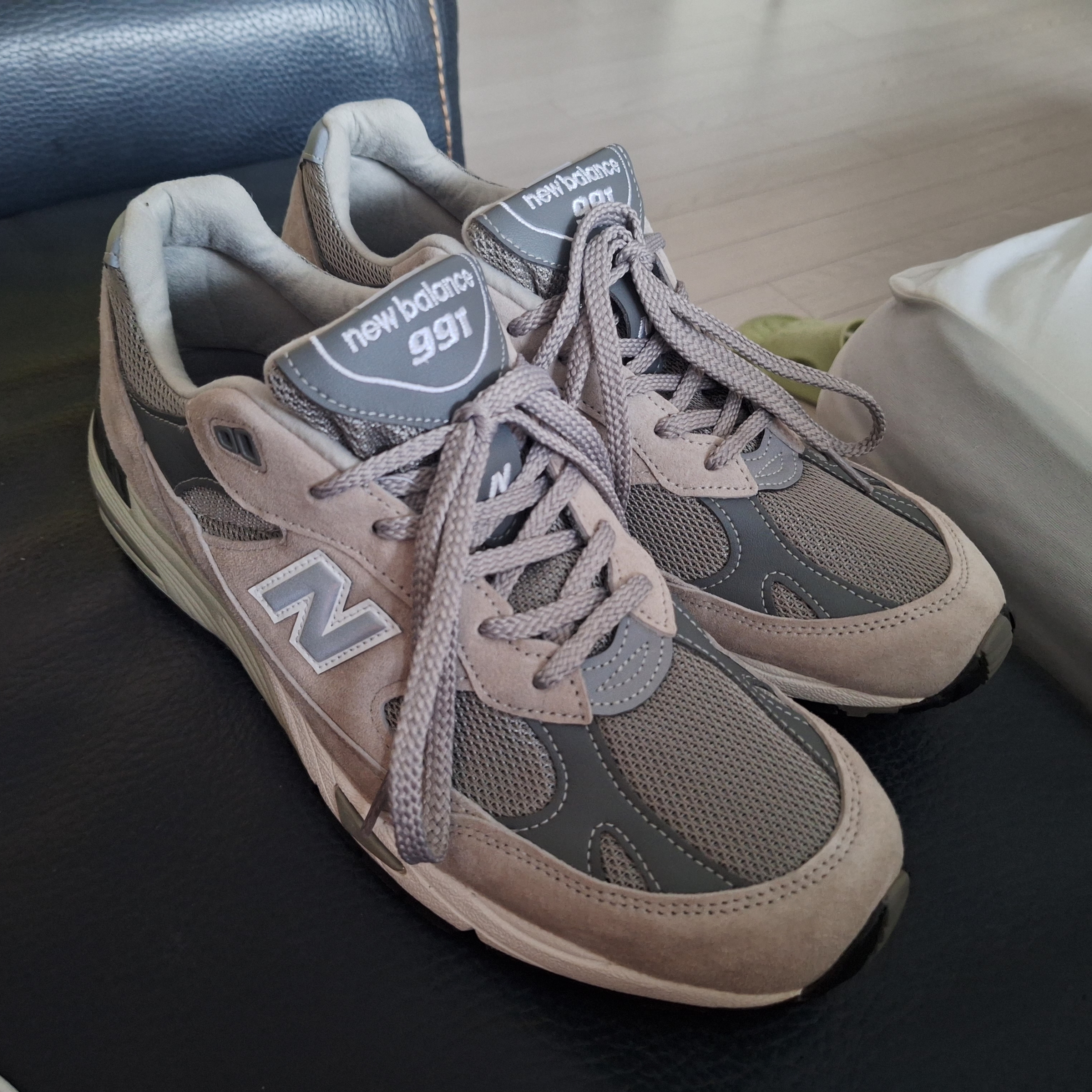 New Balance 991 Made in UK Grey, New Balance 2002R Grey 착용 스타일 - 2