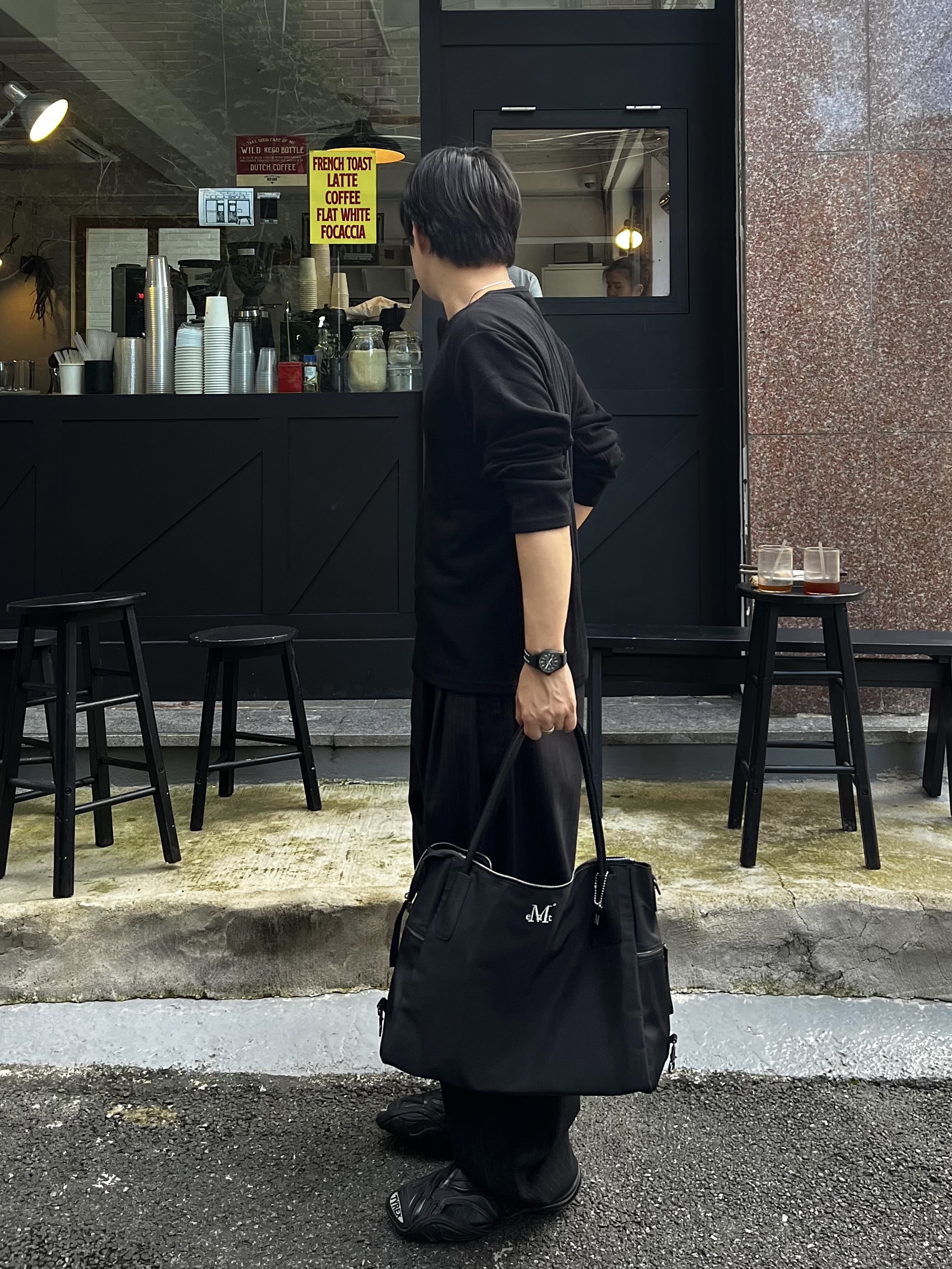 noun Wide Tapered Pants Stripe Black, MUCENT 4way Sigature Logo Tote Bag Black 착용 스타일 - 3