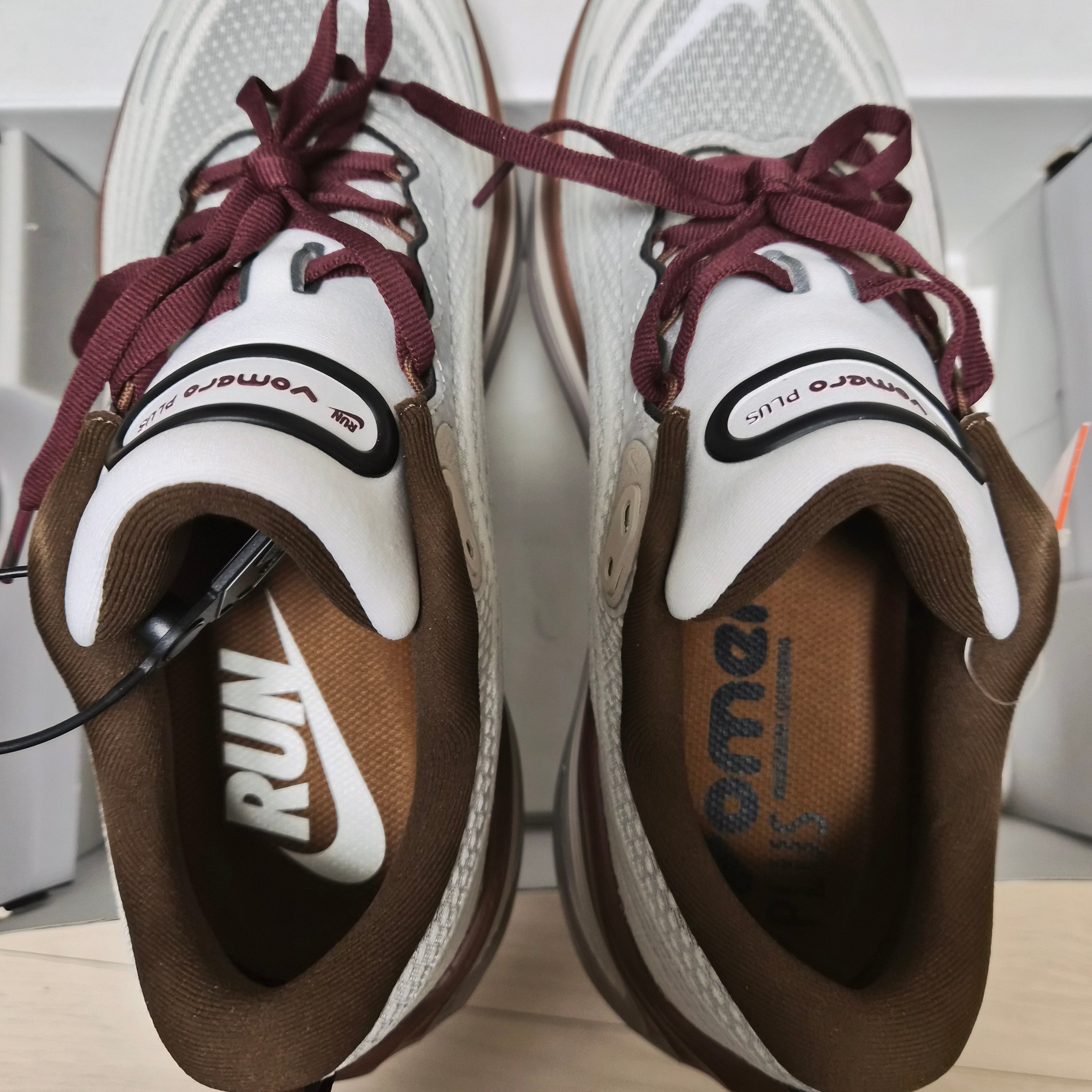 NIke Vomero Plus Sail and Baroque Brown 착용 스타일 - 5