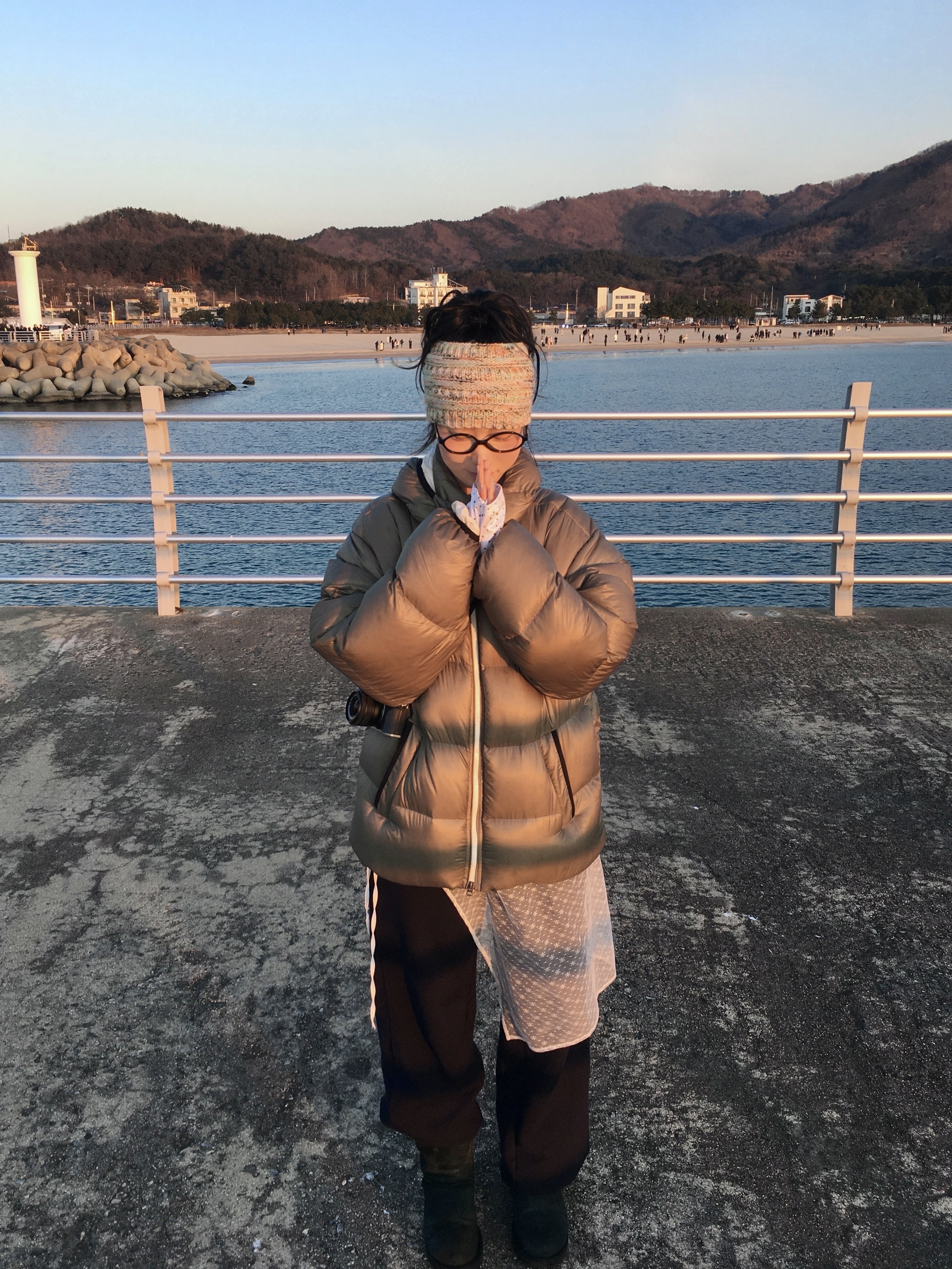 Deus Ex Machina Shield Hoodie Down Jacket Khaki, UGG Classic Short Boots Black 착용 스타일 - 1