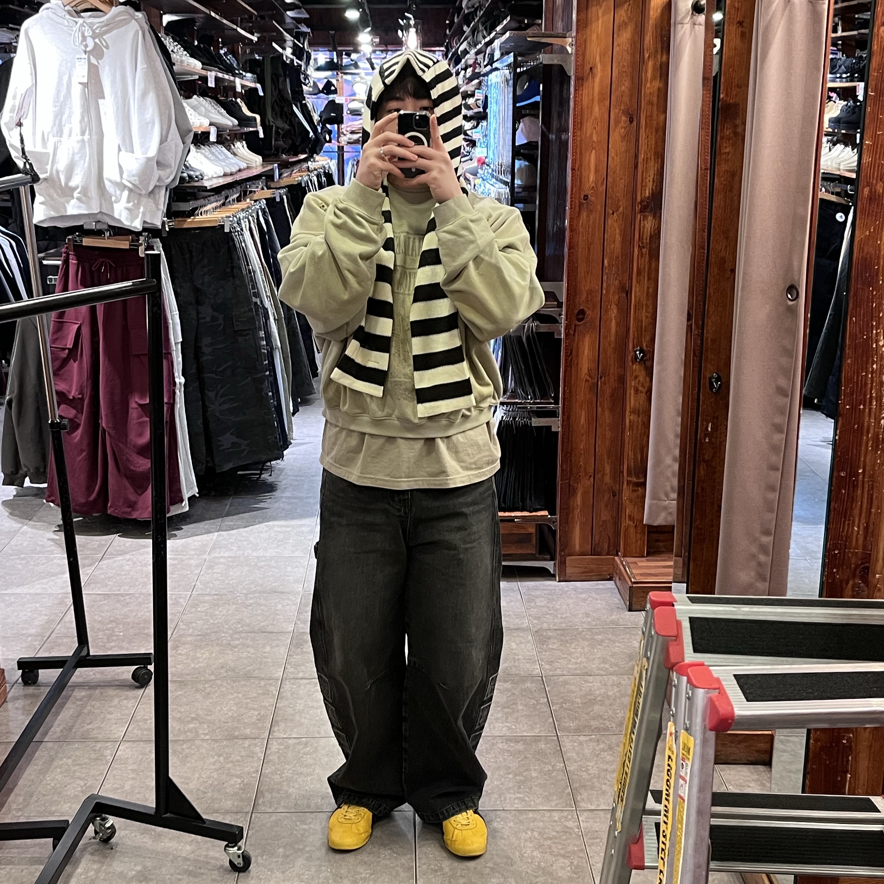 Maison Mihara Yasuhiro Baker OG Sole Canvas Low Cut Sneakers White, Stussy x Our Legacy Work Shop Skullcap Pale Brown 착용 스타일 - 4