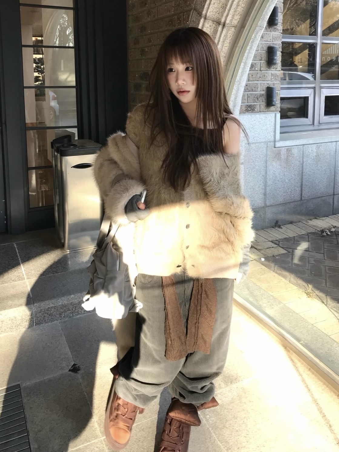 PHOS333 Hairy Cardigan Beige, PHOS333 Hairy Cardigan Black 착용 스타일 - 5