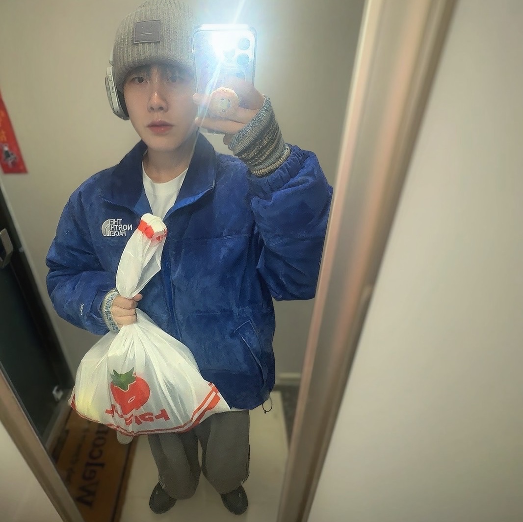 Supreme x The North Face Suede Nuptse Jacket Blue - 23FW, Acne Studios Large Face Logo Beanie Grey Melange 착용 스타일
