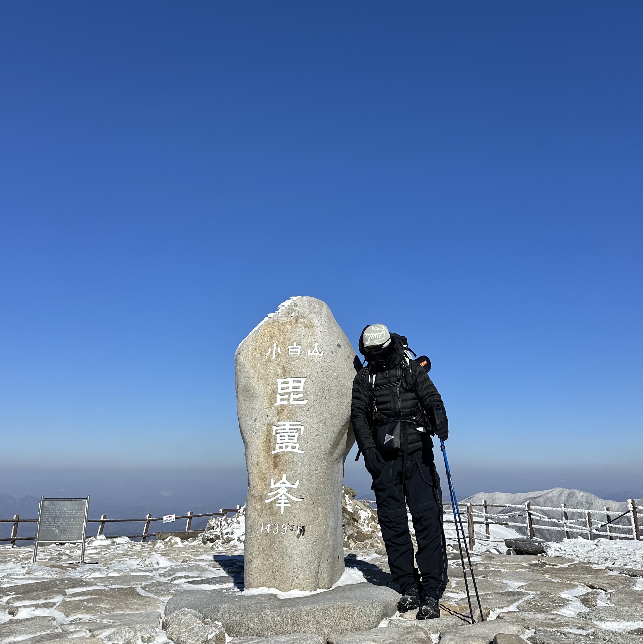 Arc'teryx Cerium Hoody Black, Oakley Eye Jacket Redux Matte Black Frame Prizm Grey Lenses High Bridge Fit 착용 스타일