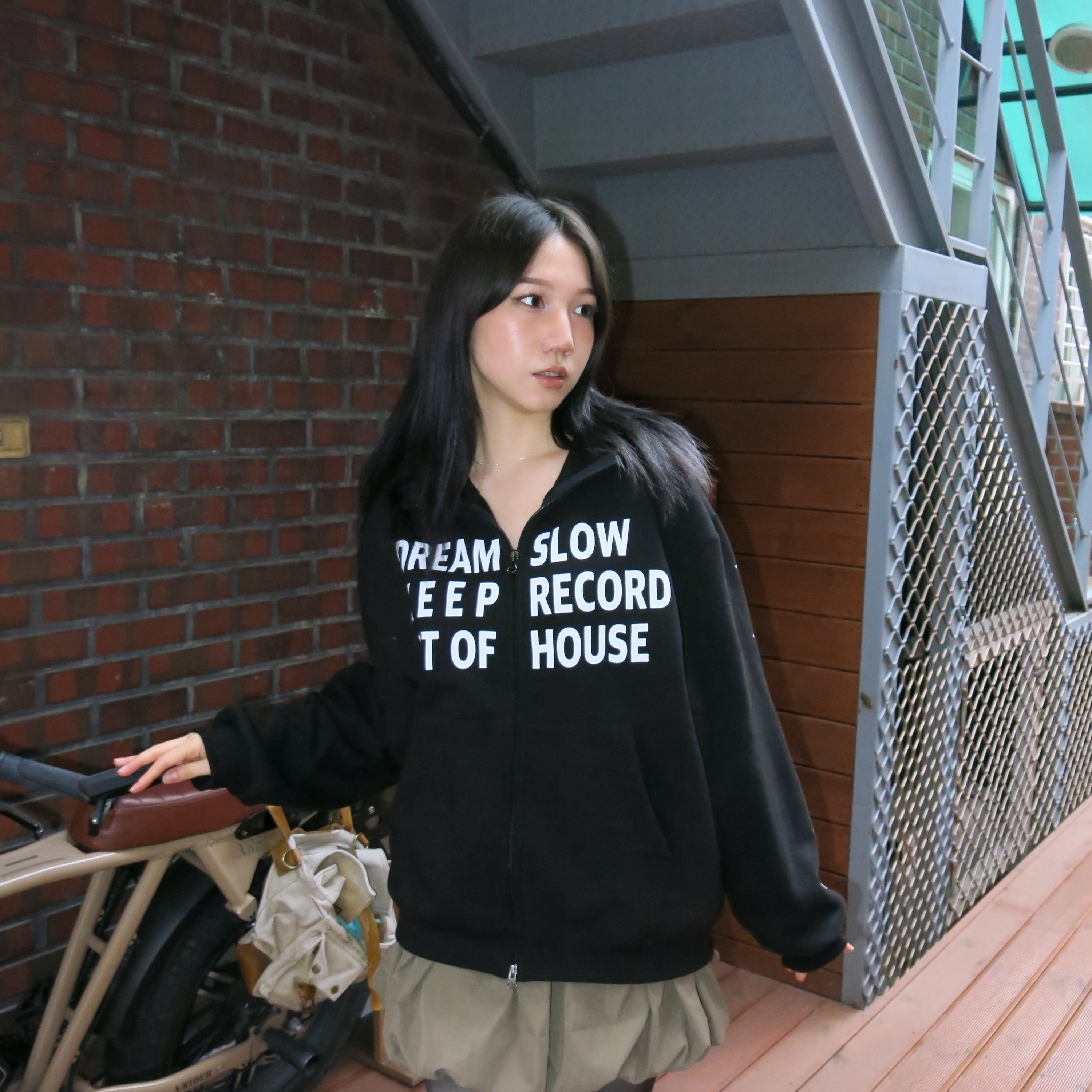 SLOW RECORD HOUSE Typo Star Track Zip-Up_Black 착용 스타일 - 1