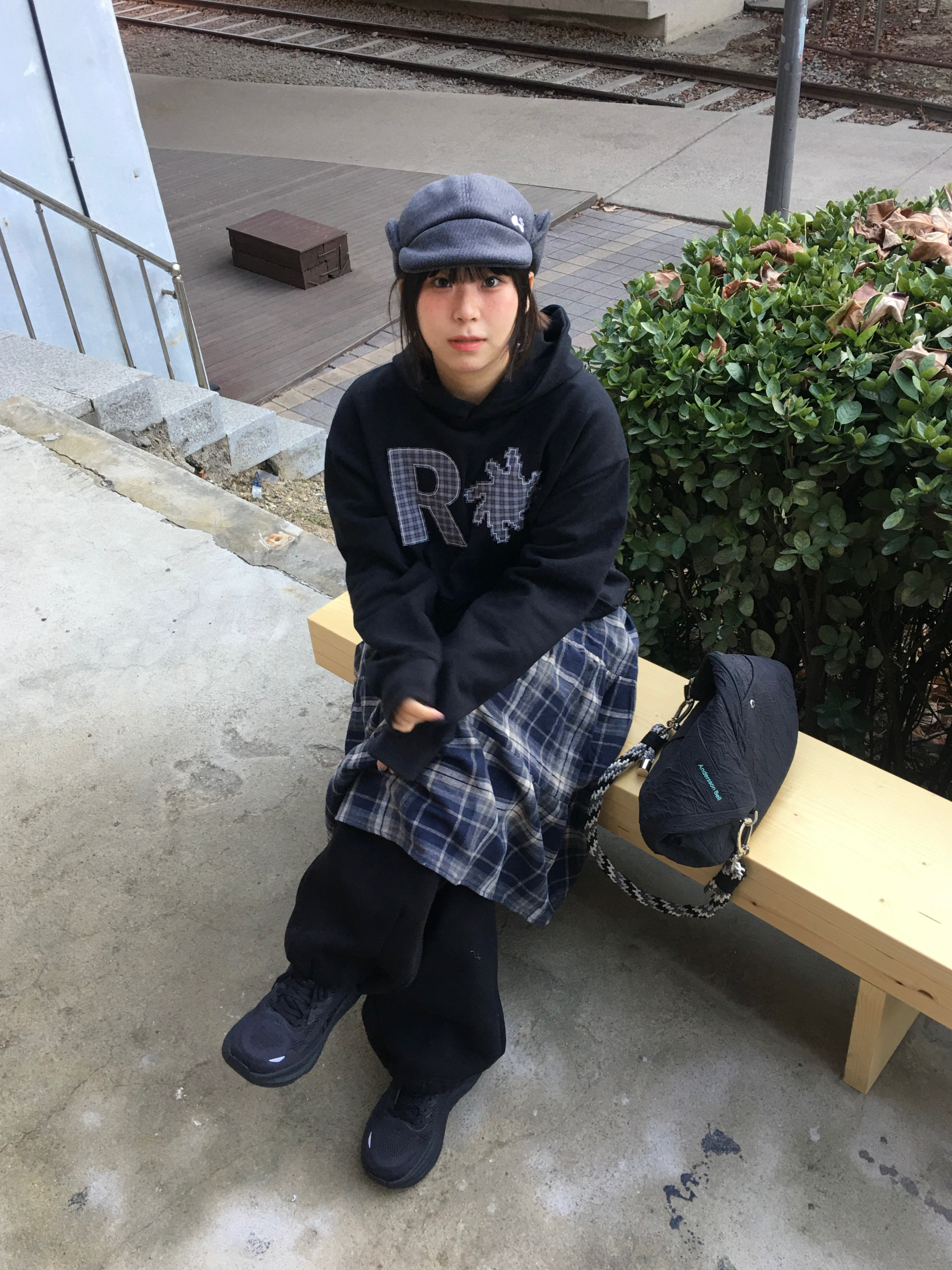 SLOW RECORD HOUSE Check Patch Hoodie Black 착용 스타일 - 1