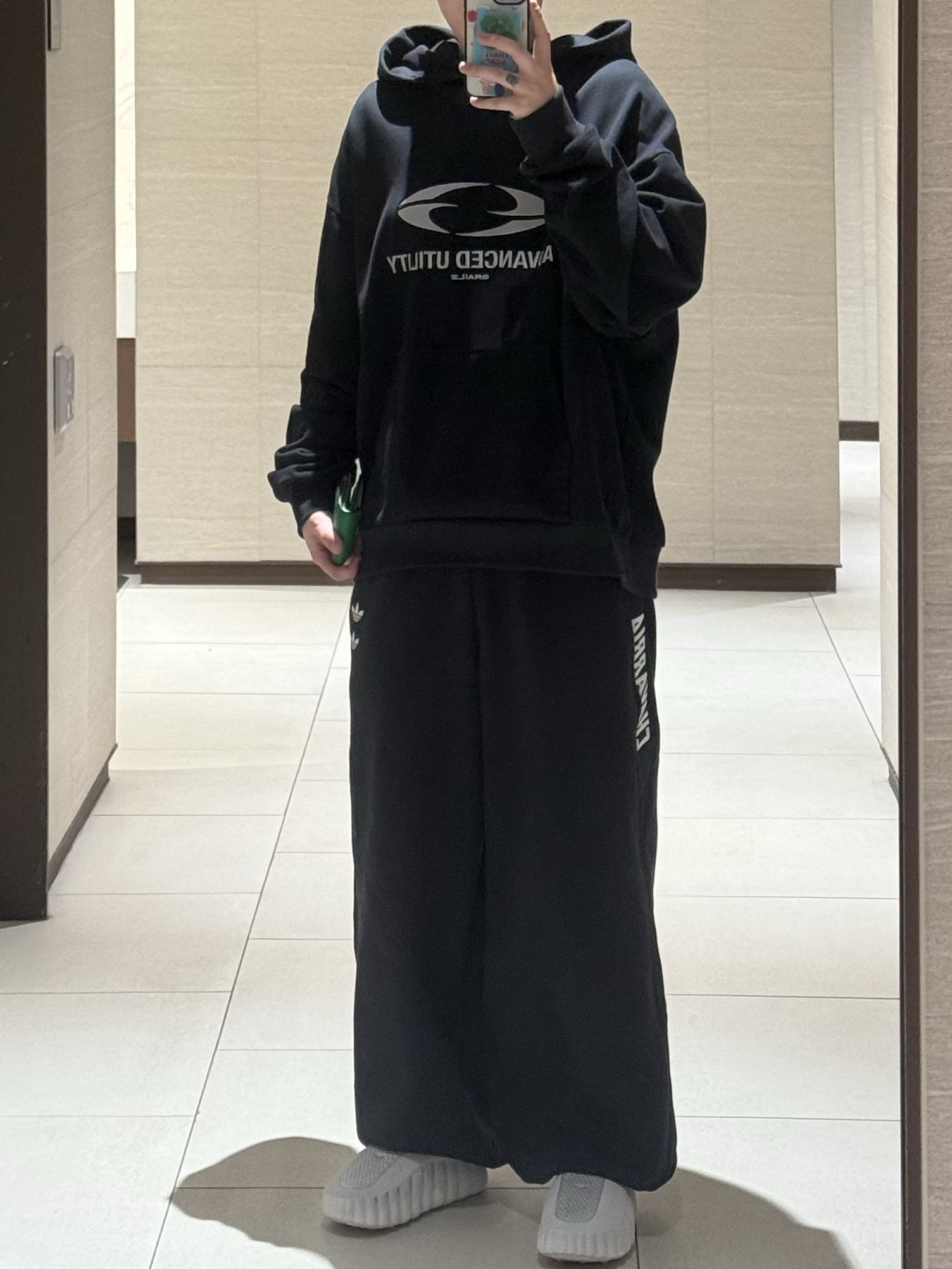Nike Mind 001 Light Smoke Grey Chrome, Adidas x Willy Chavarria Chavarria Heavyweight Trackpants Black - KR Sizing 착용 스타일 - 2