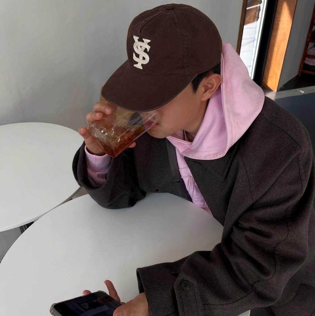 Sunday Ceremony Sy Logo 5 Panel Cotton Cap - Brown 착용 스타일