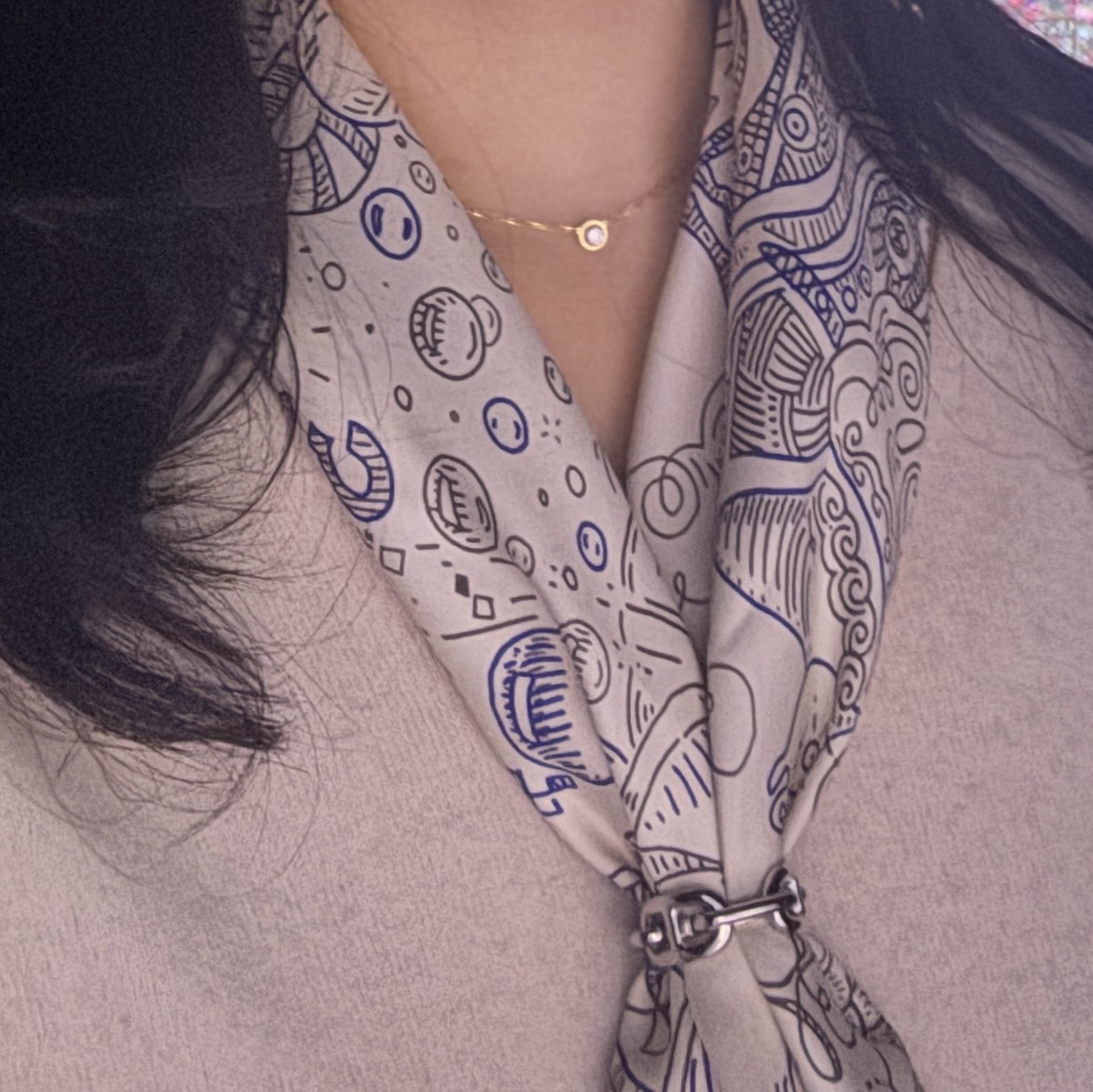 (W) Hermes Please Hold The Line Scarf 90 Creme Bleu Gris 착용 스타일