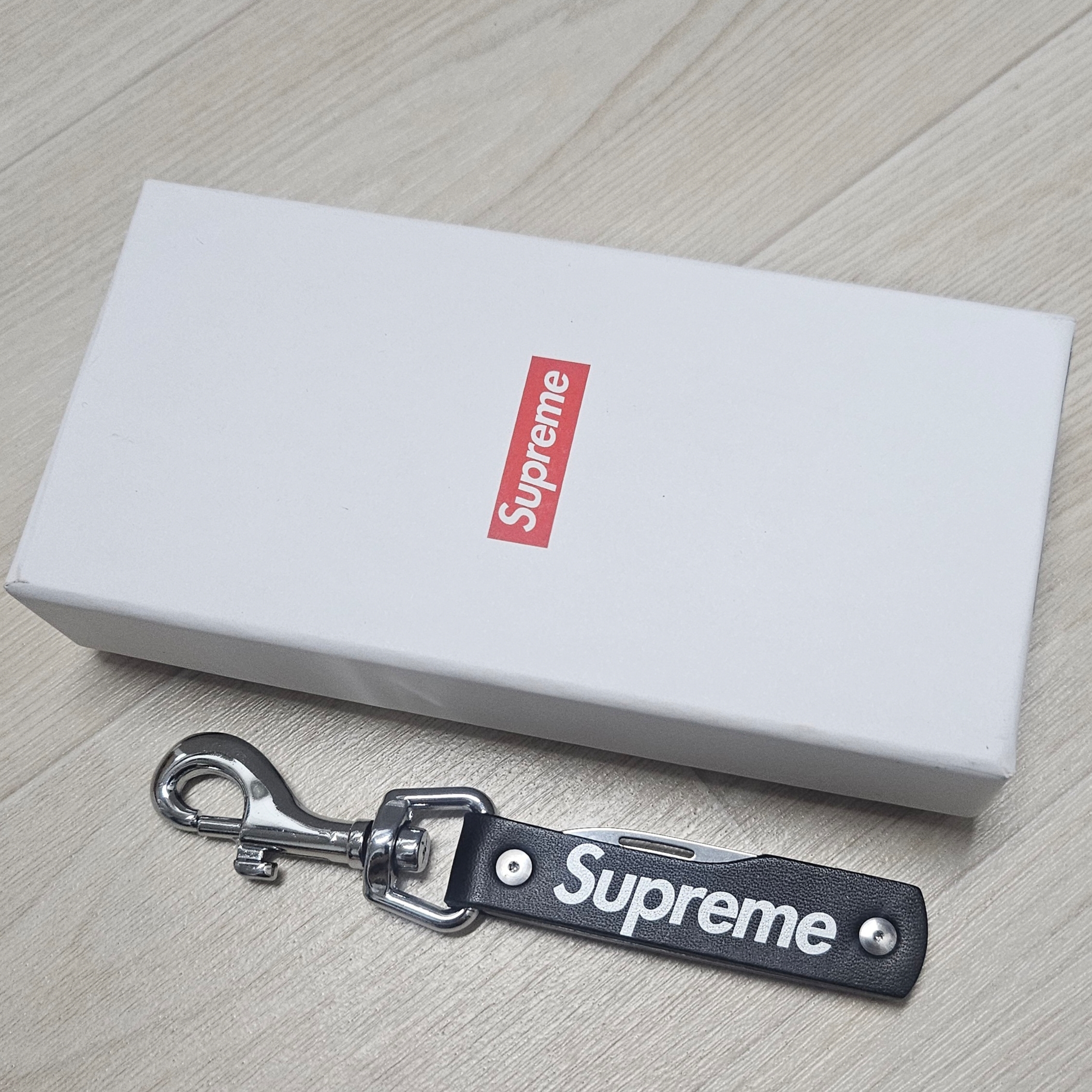 Supreme Leather Clip Knife Black - 25SS, Supreme Leather Clip Knife Red - 25SS 착용 스타일 - 3