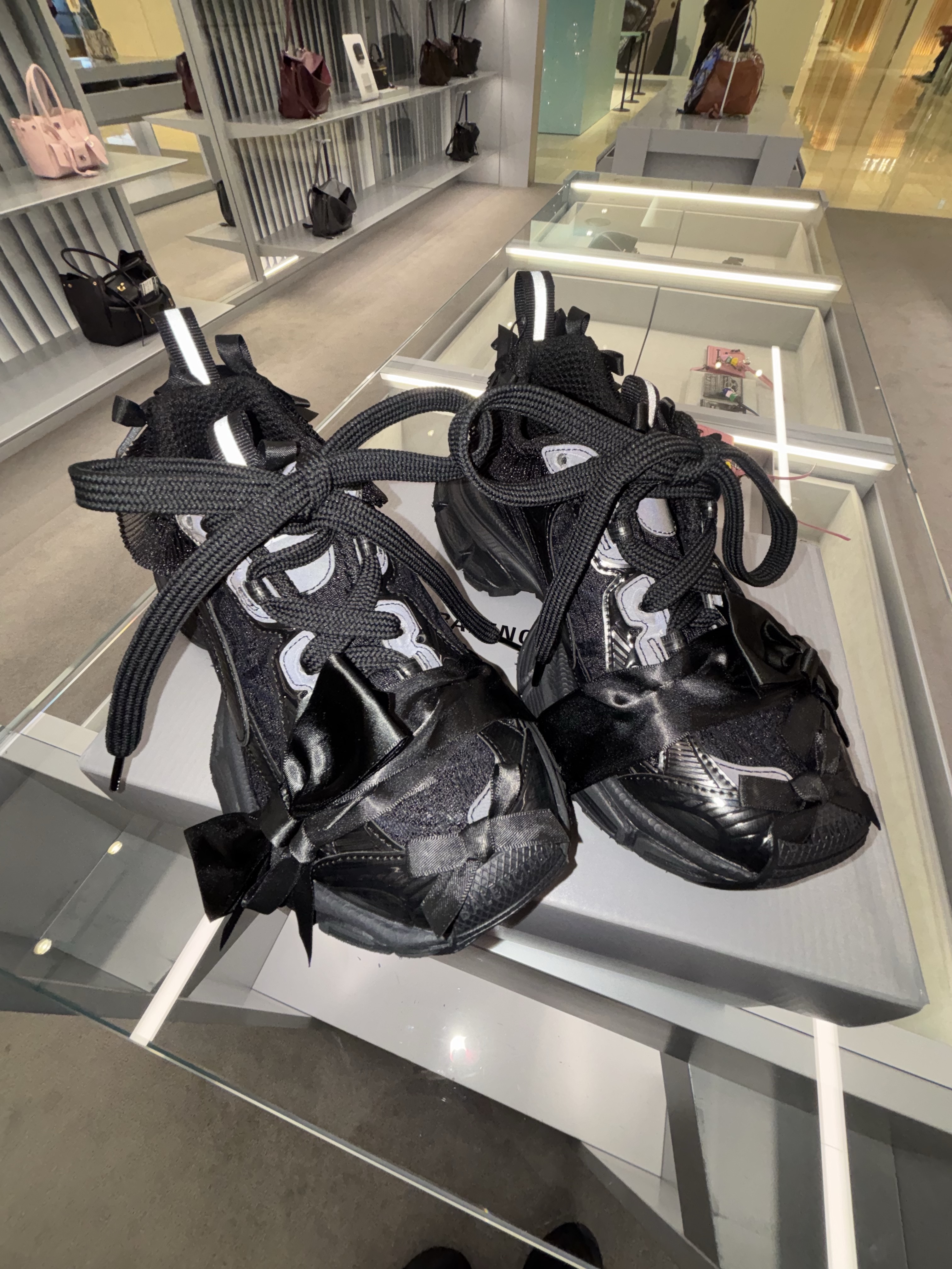 Balenciaga 3XL Extreme Lace B Sneakers Black, (W) Balenciaga 3XL Lace Sneaker Taupe White Light Blue 착용 스타일 - 2