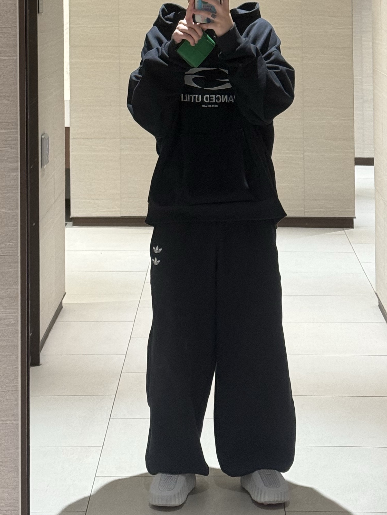 Nike Mind 001 Light Smoke Grey Chrome, Adidas x Willy Chavarria Chavarria Heavyweight Trackpants Black - KR Sizing 착용 스타일 - 1