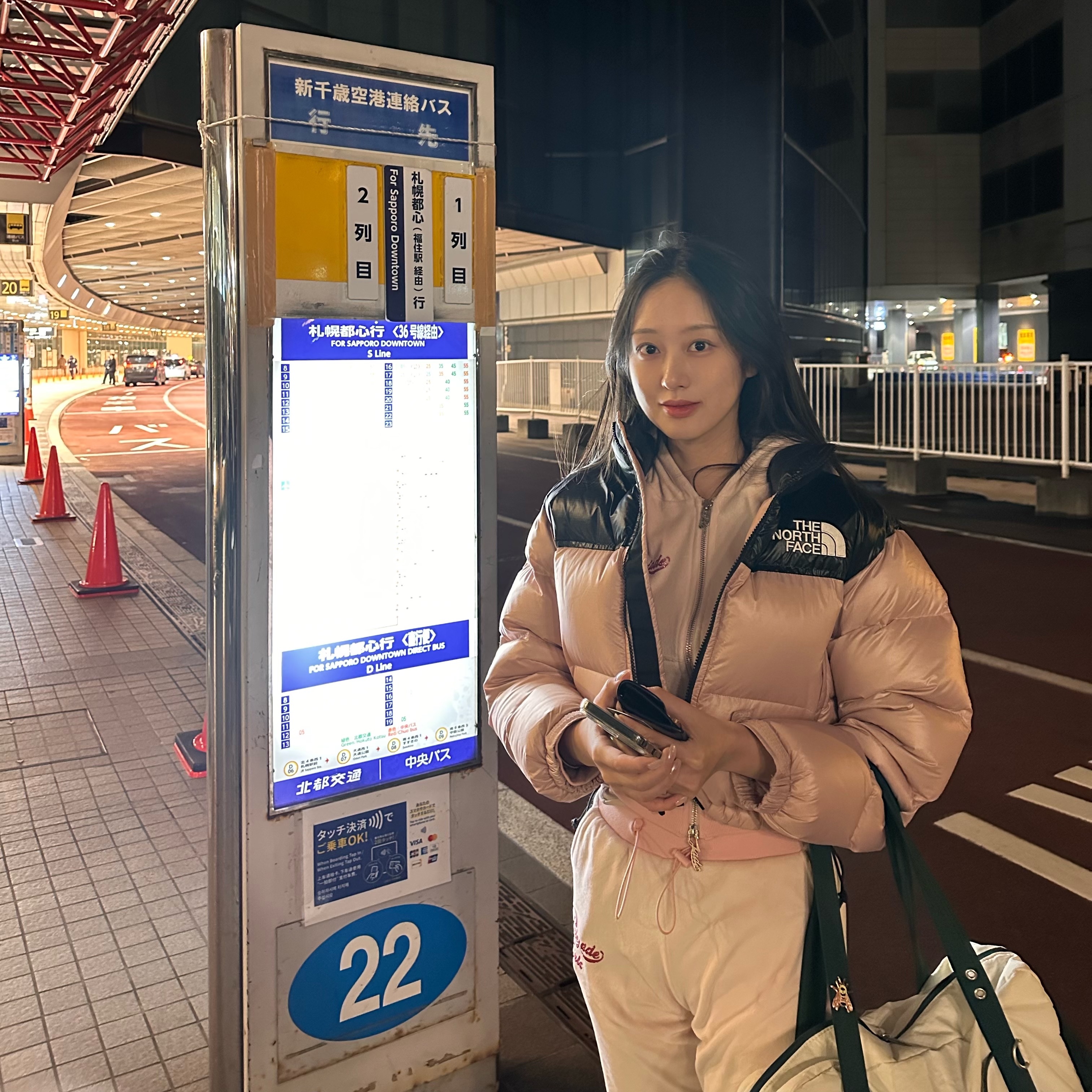(W) The North Face Nuptse Short Jacket Pastel Pink, (W) UGG Classic Ultra Mini New Heights Boots Black 착용 스타일 - 4