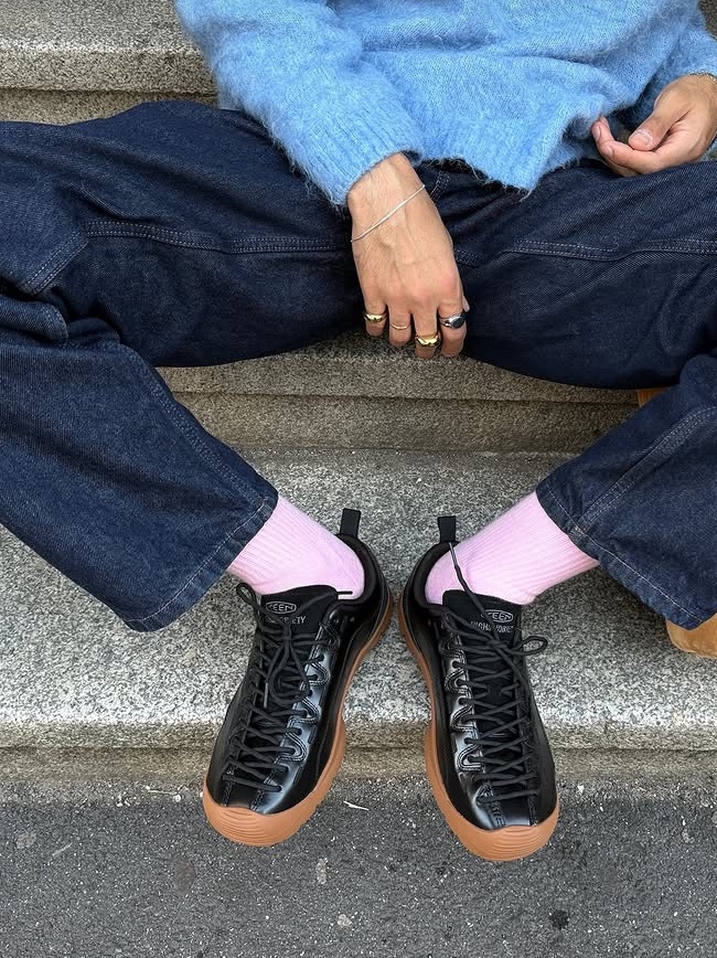(W) Keen x Highsnobiety Jasper Sneakers Black Gum 착용 스타일 - 1