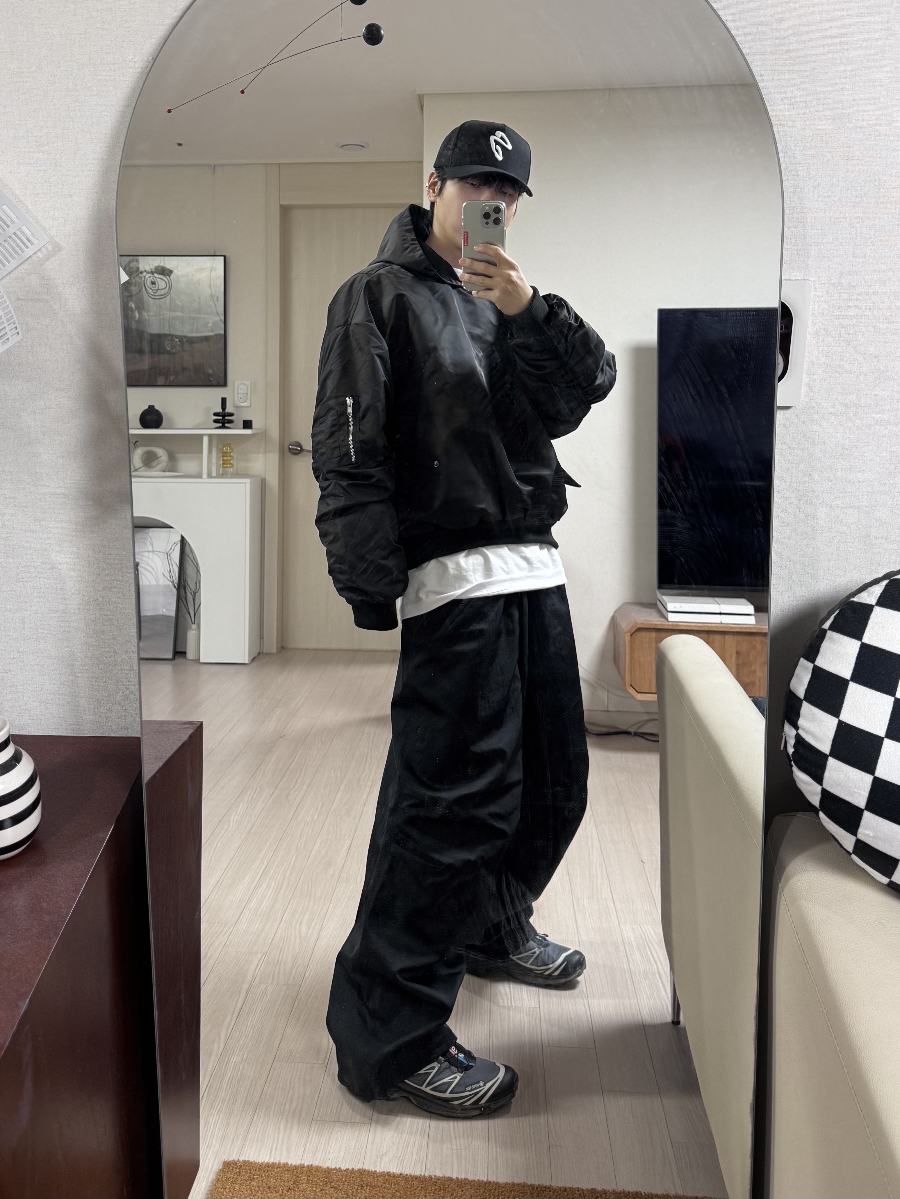 Nonnod Track Pants Black, Salomon XT-6 Gore-Tex Black Ebony 착용 스타일