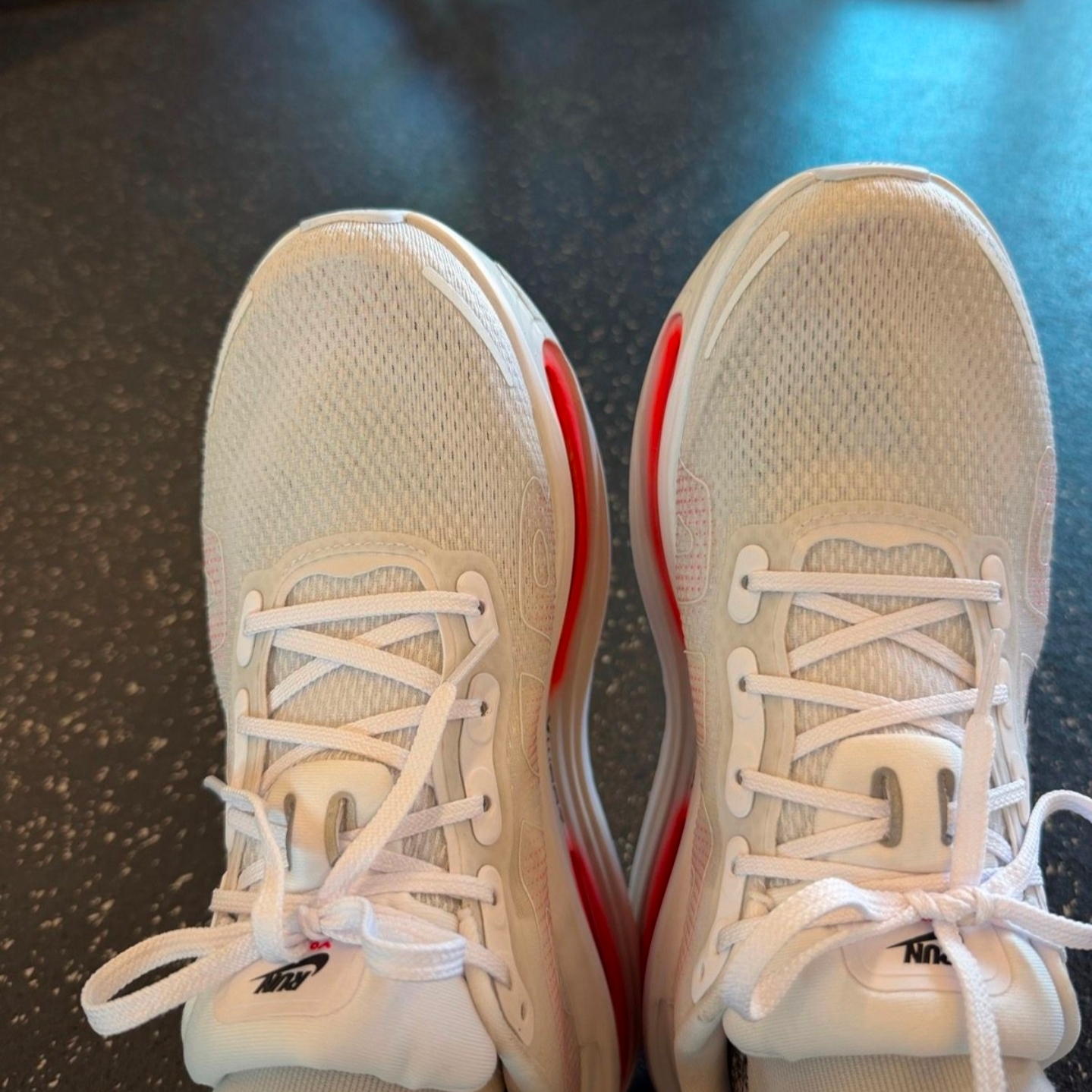 Nike Vomero Premium White Bright Crimson 착용 스타일 - 1