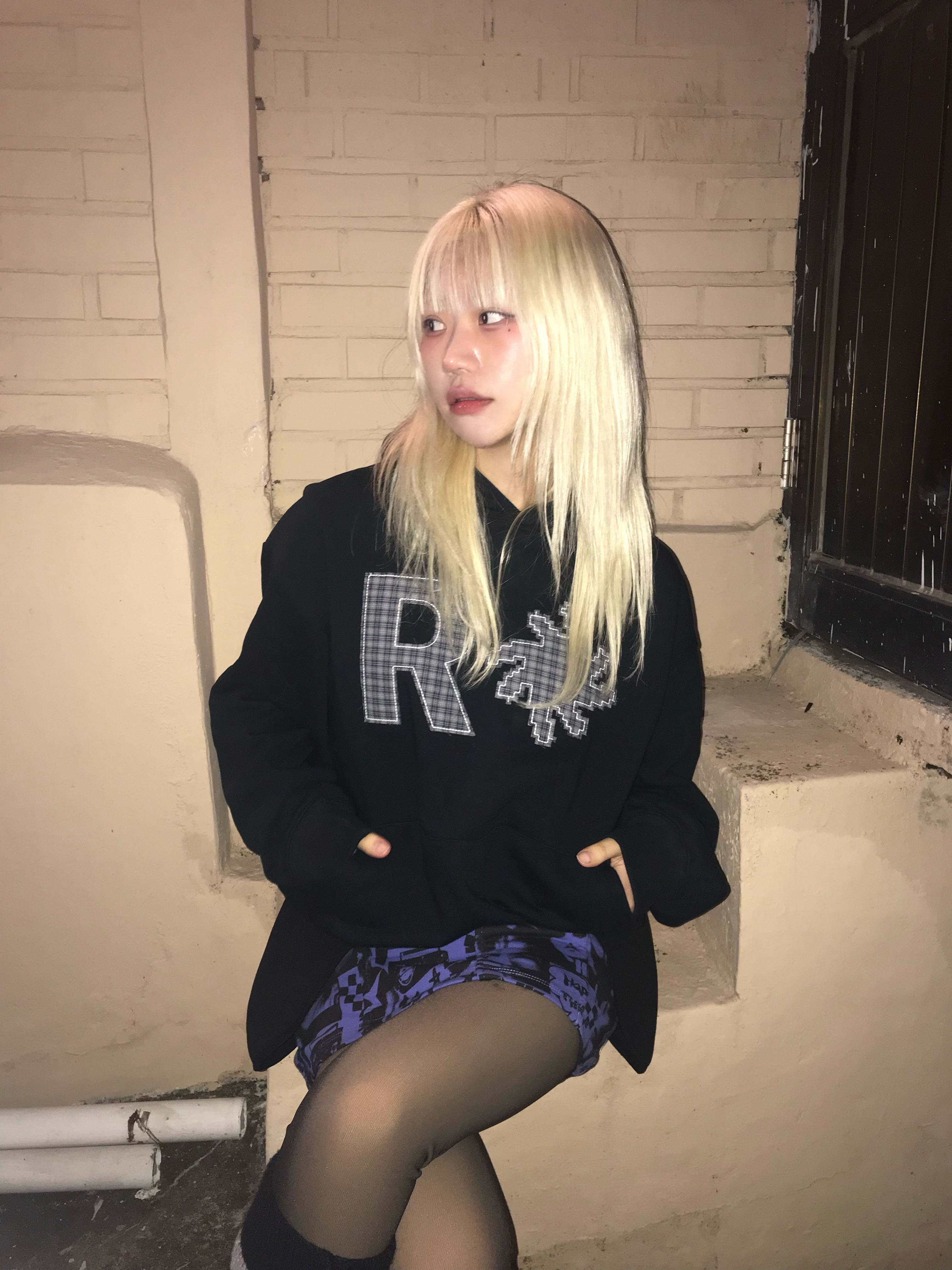 SLOW RECORD HOUSE Check Patch Hoodie Black 착용 스타일 - 2