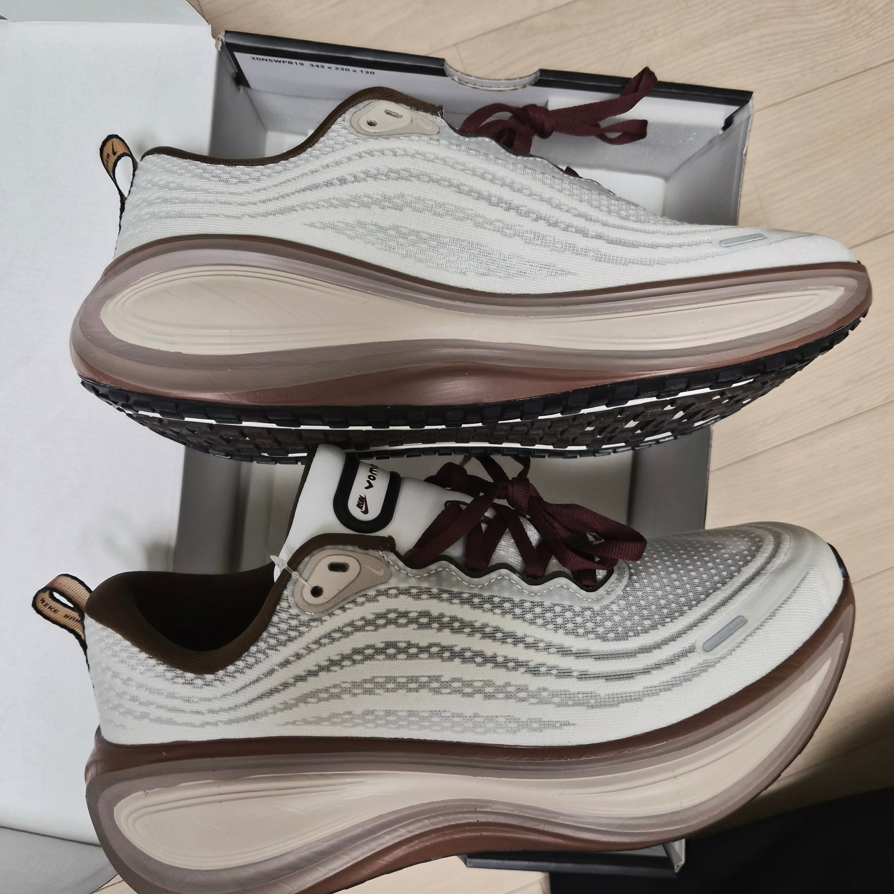 NIke Vomero Plus Sail and Baroque Brown 착용 스타일 - 2
