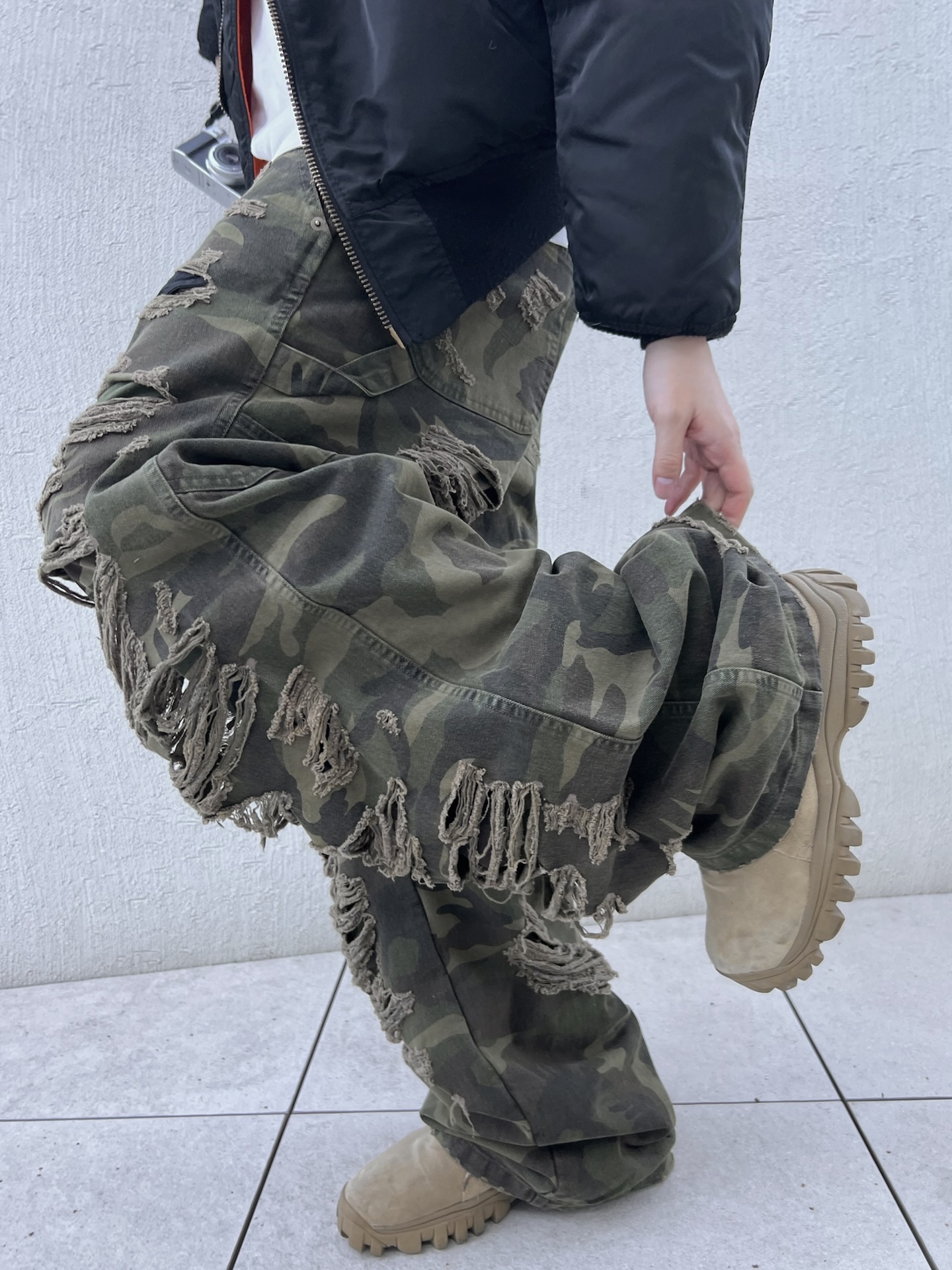 emostanceclub Double Layered Distressed Camo Pants Woodland Camo 착용 스타일