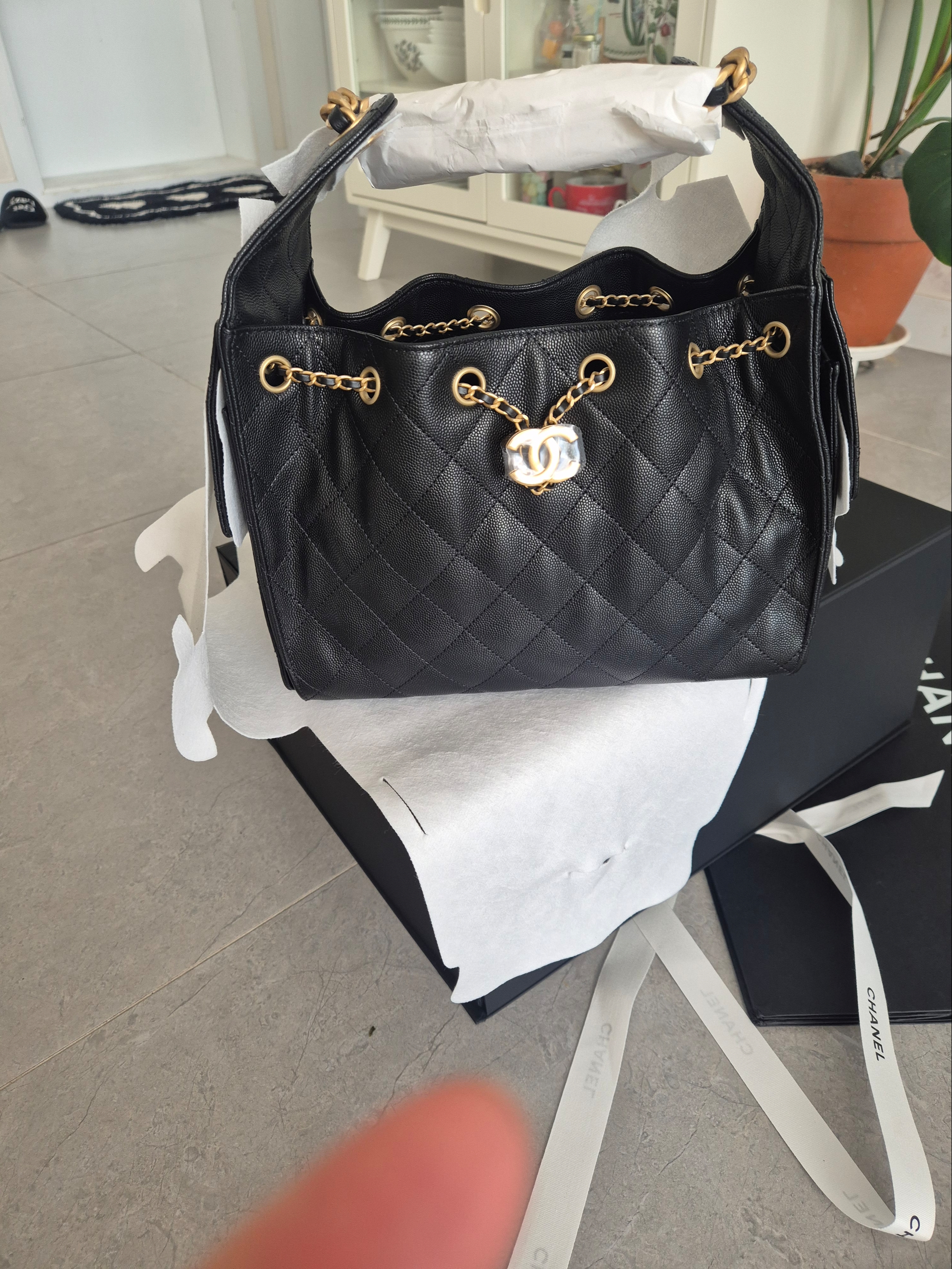 Chanel 25 Small Handbag Grained Calfskin & Gold Black 착용 스타일