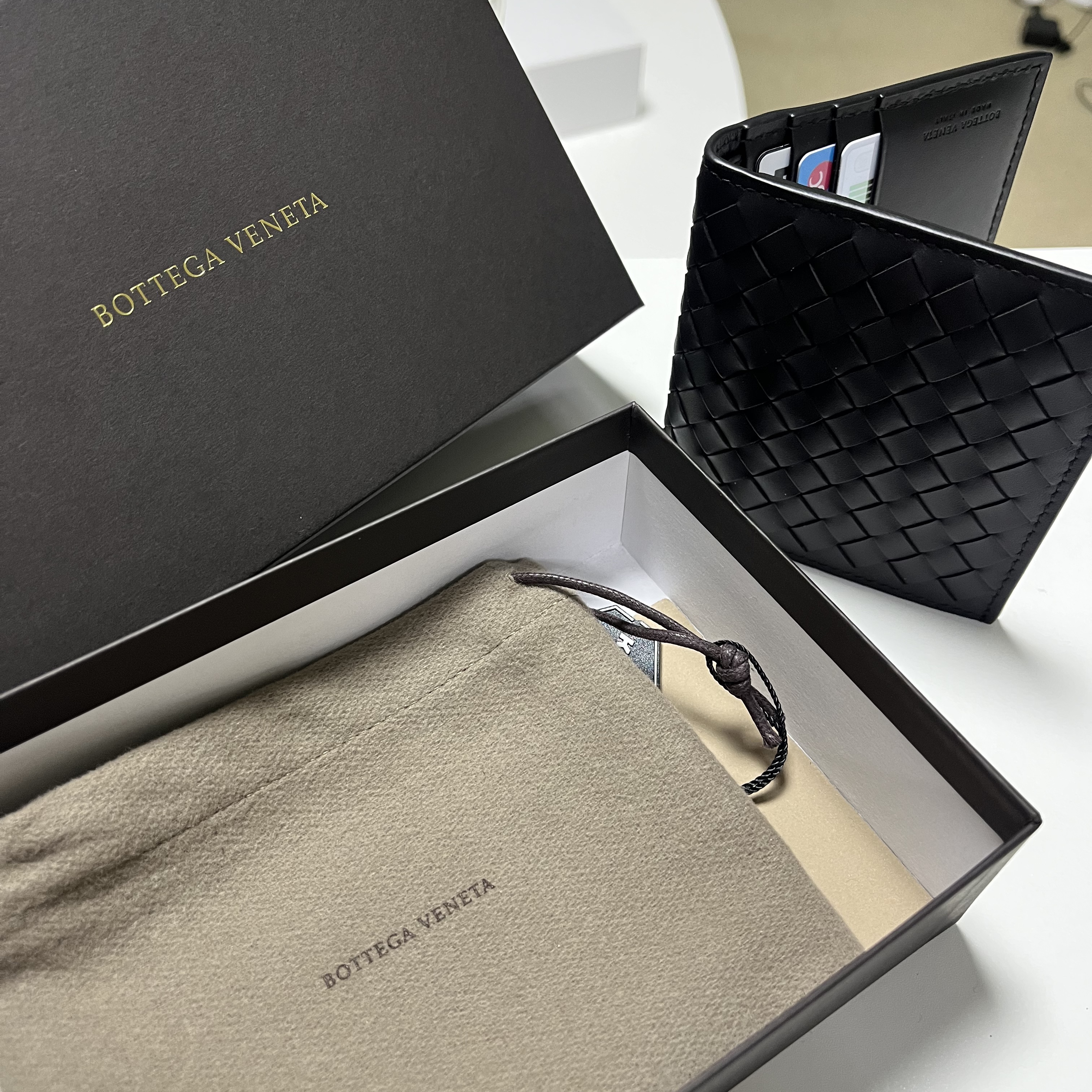 Bottega Veneta Bi-Fold Wallet Black 착용 스타일