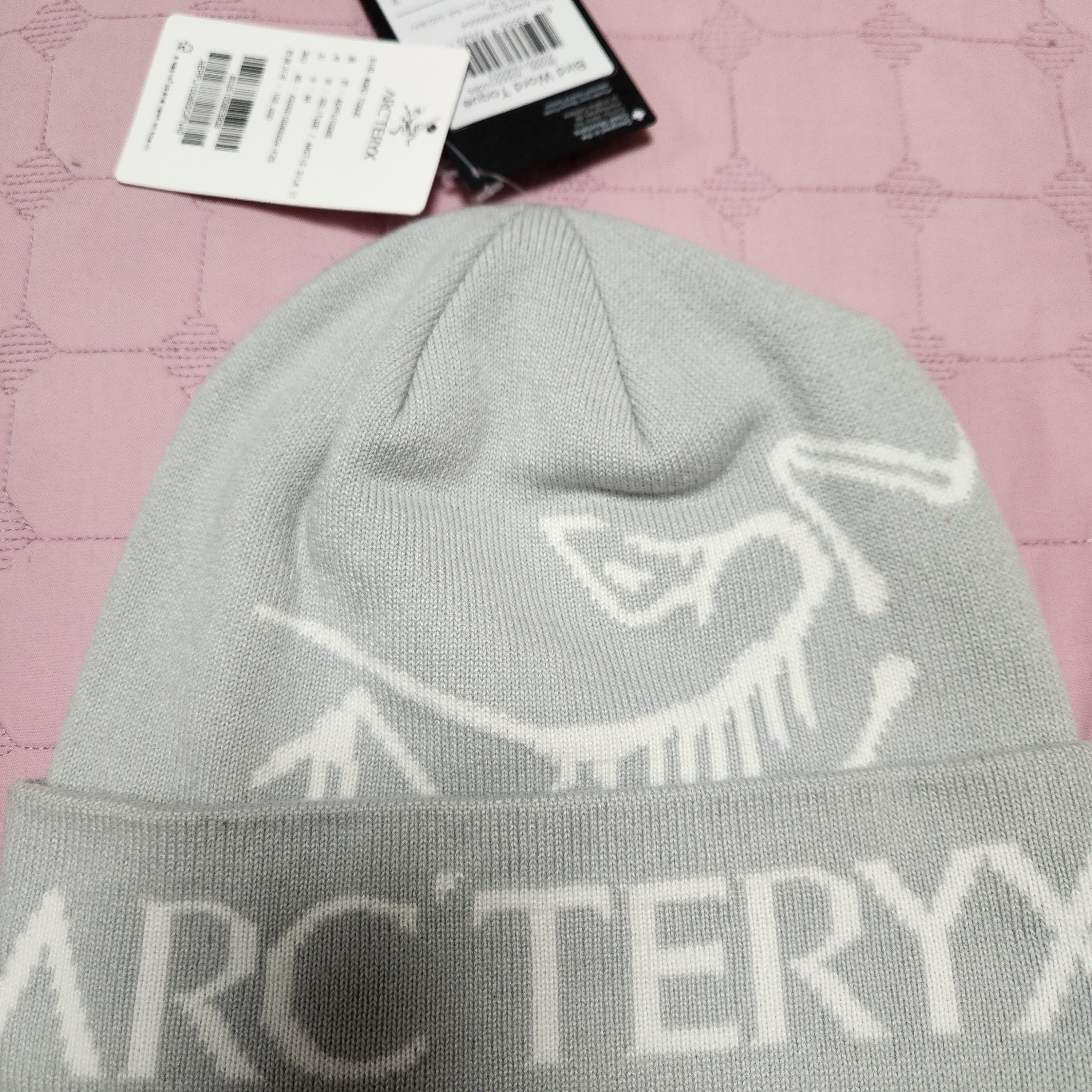 Arc'teryx Bird Word Toque Solitude Arctic Silk, Rab Microlight Alpine Jacket Beluga 착용 스타일 - 1