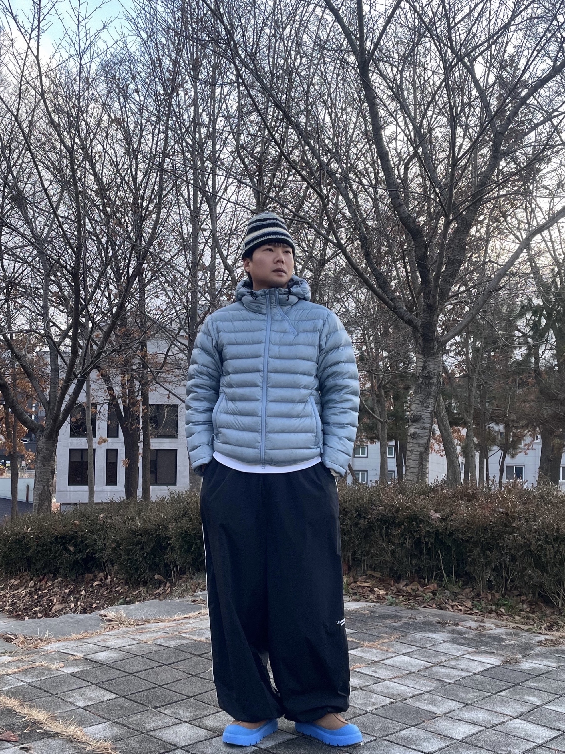 Sansan Gear Suffix Puffer Jacket Sky Blue - 24FW, Undermycar Mu.126 Original Logo Piping Line Nylon Pants Black 착용 스타일 - 1