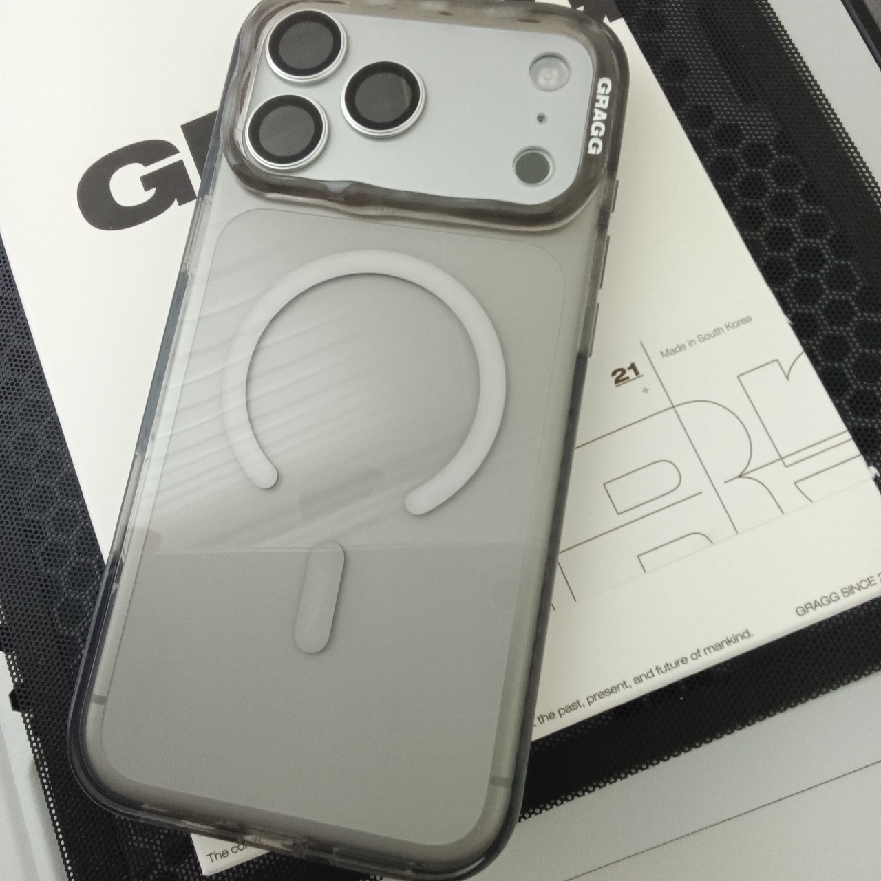 Gragg Magsafe Layers Frame Case - Clear Black 착용 스타일 - 2
