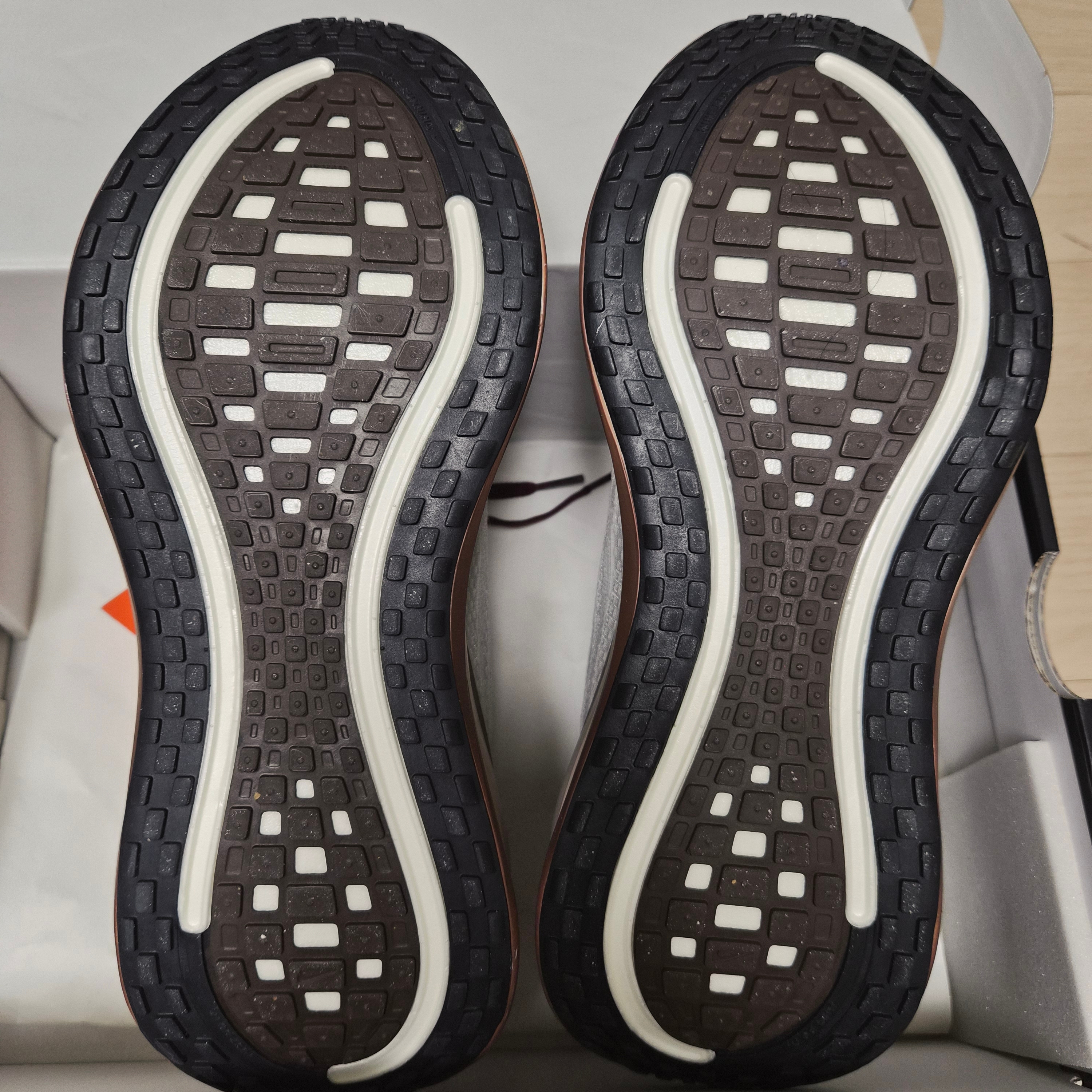 NIke Vomero Plus Sail and Baroque Brown 착용 스타일 - 6
