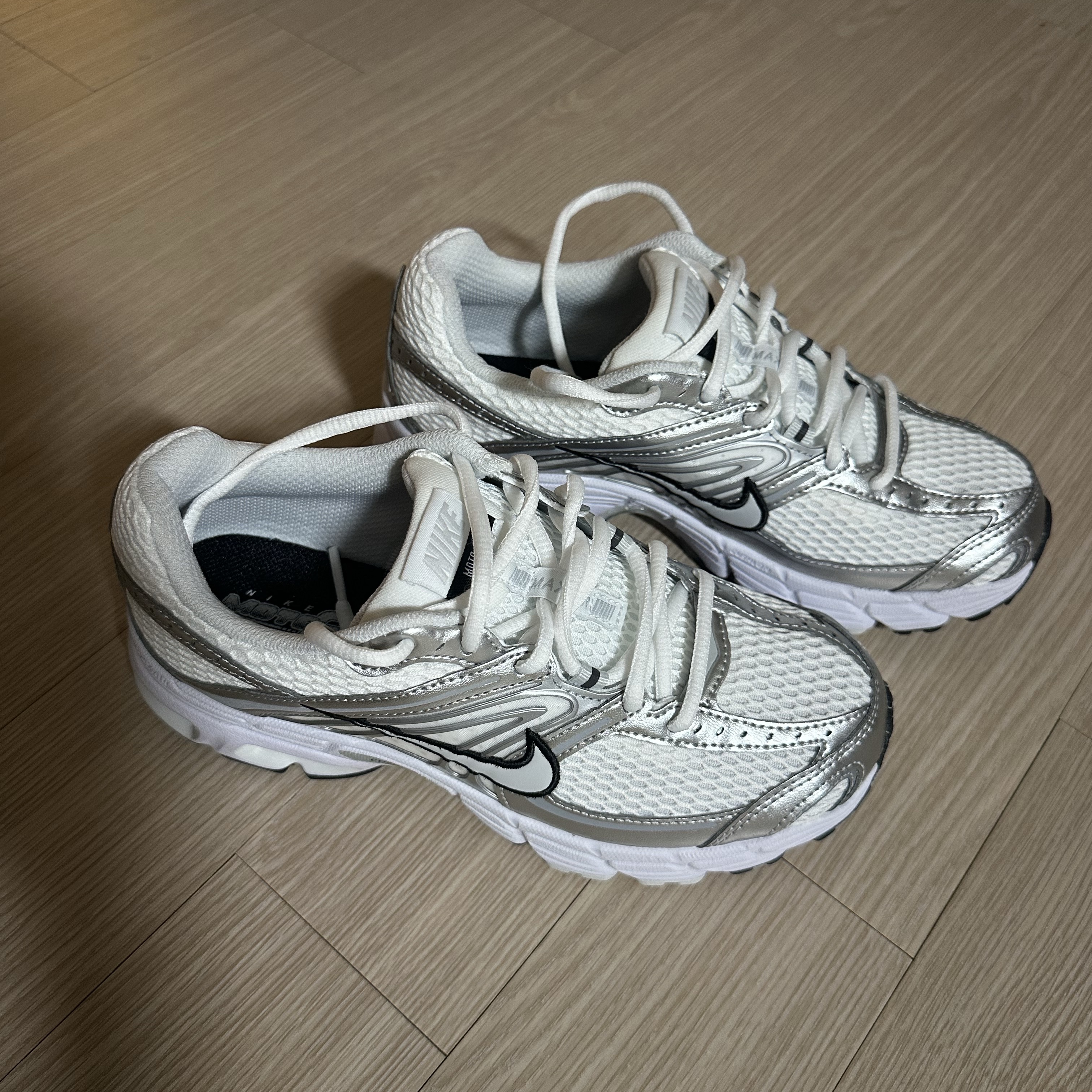 (W) Nike Air Max Moto 2K White Metallic Silver 착용 스타일
