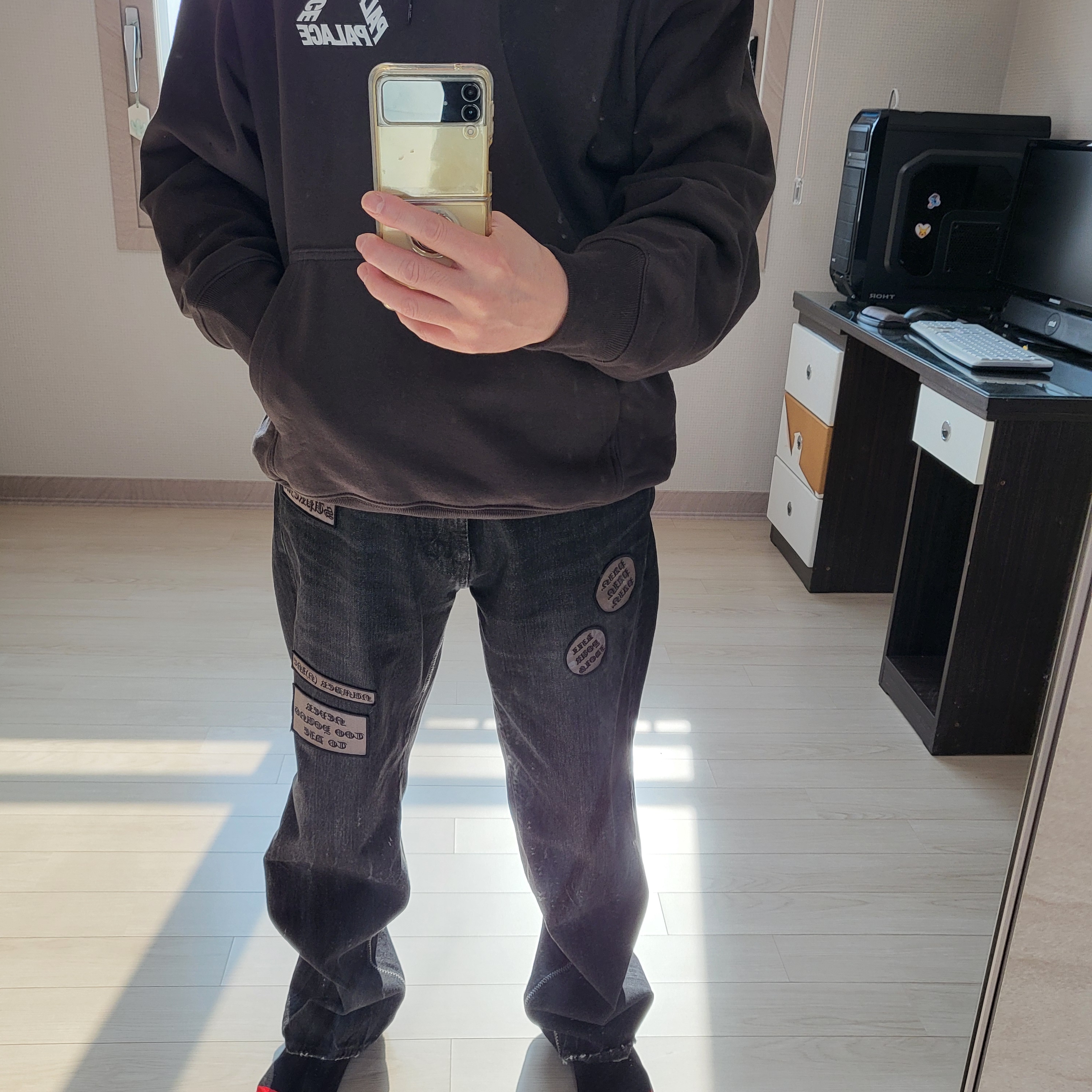 Palace Rose P3 Hood Black - 25SS, Supreme x Number (N)ine Patches Loose Fit Selvedge Jean Black - 25FW 착용 스타일 - 1