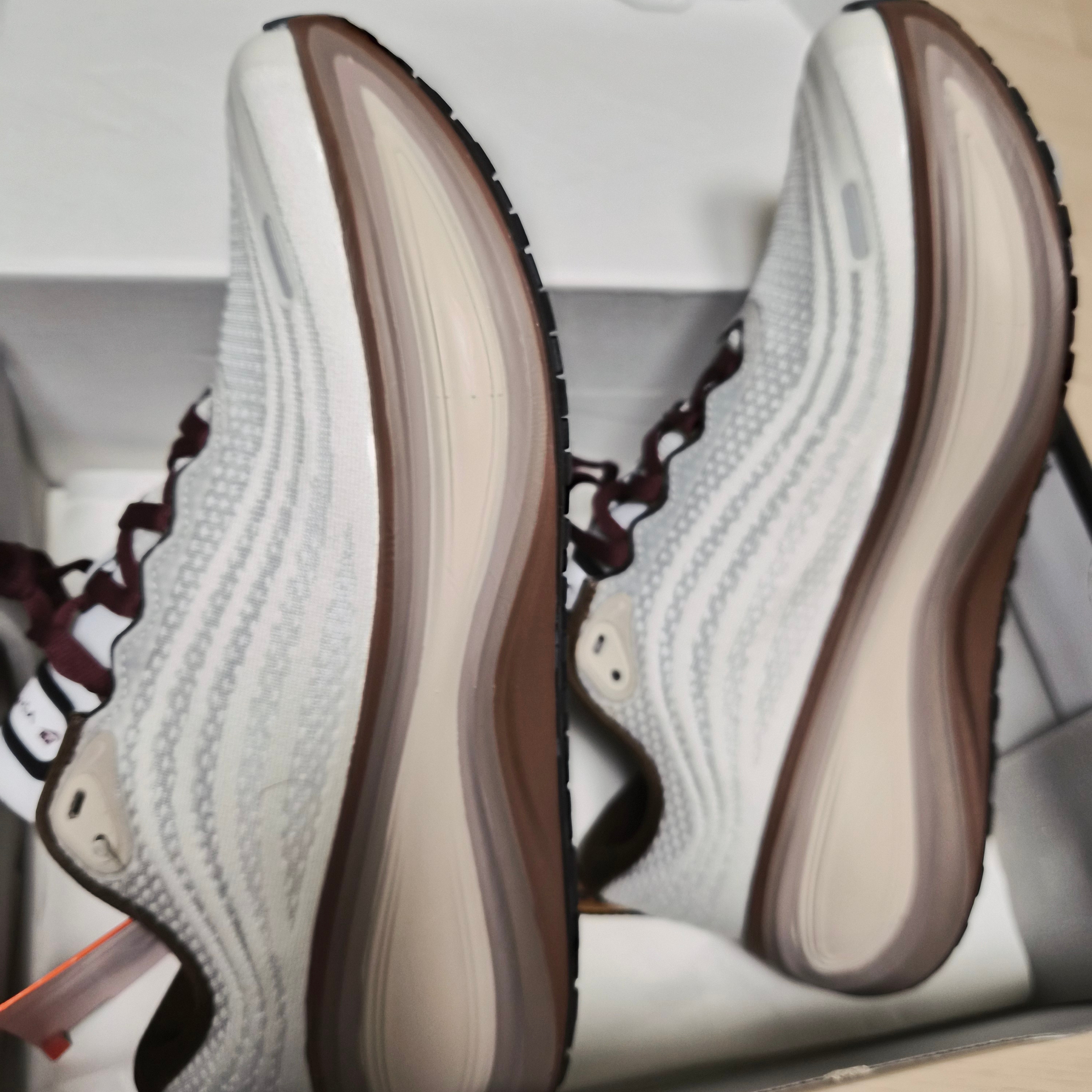 NIke Vomero Plus Sail and Baroque Brown 착용 스타일 - 4