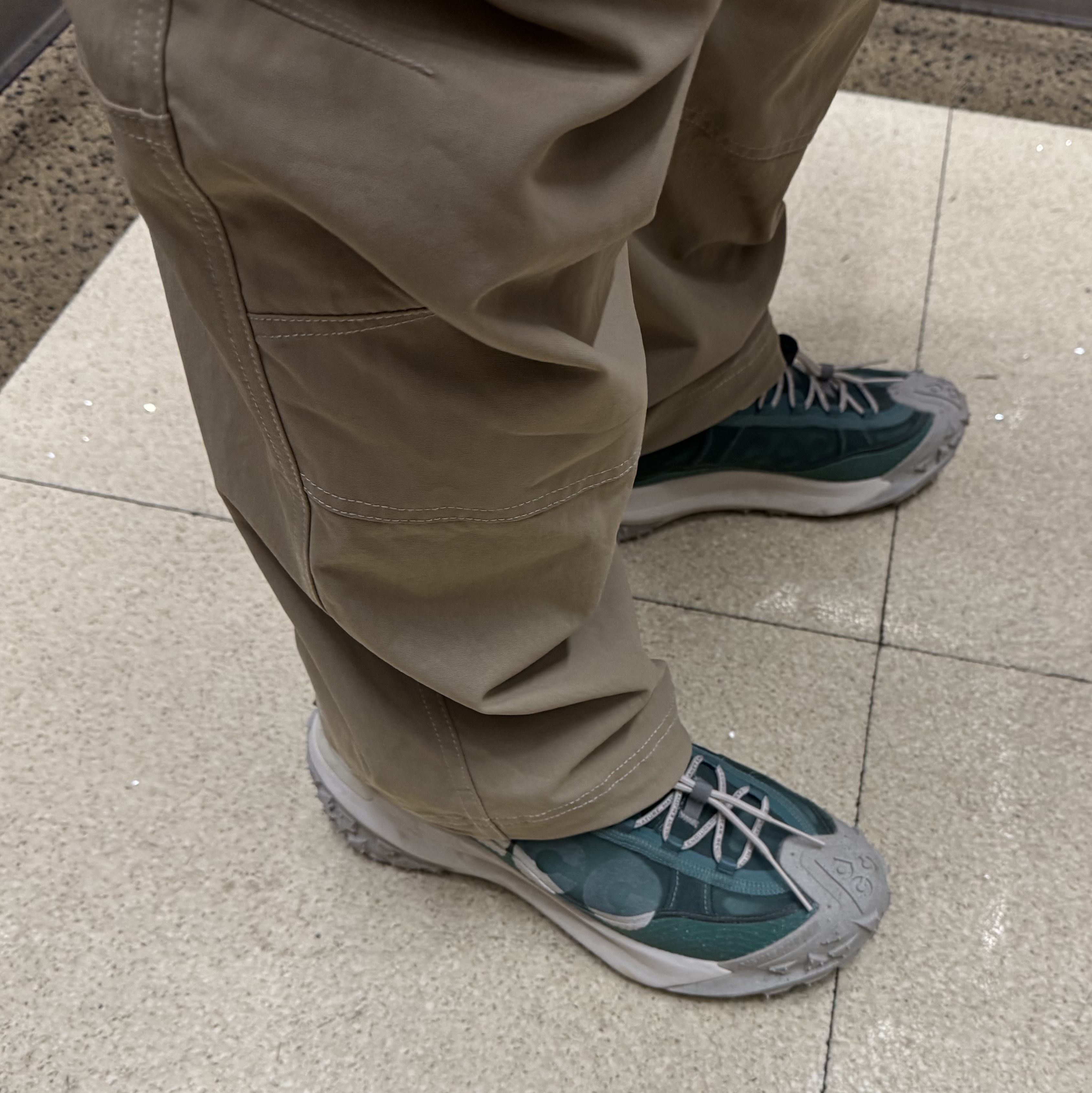 Nike ACG Mountain Fly 2 Low Bicoastal Vintage Green, Nike ACG Smith Summit Cargo Pants Khaki Iron Ore - Asia 착용 스타일 - 2