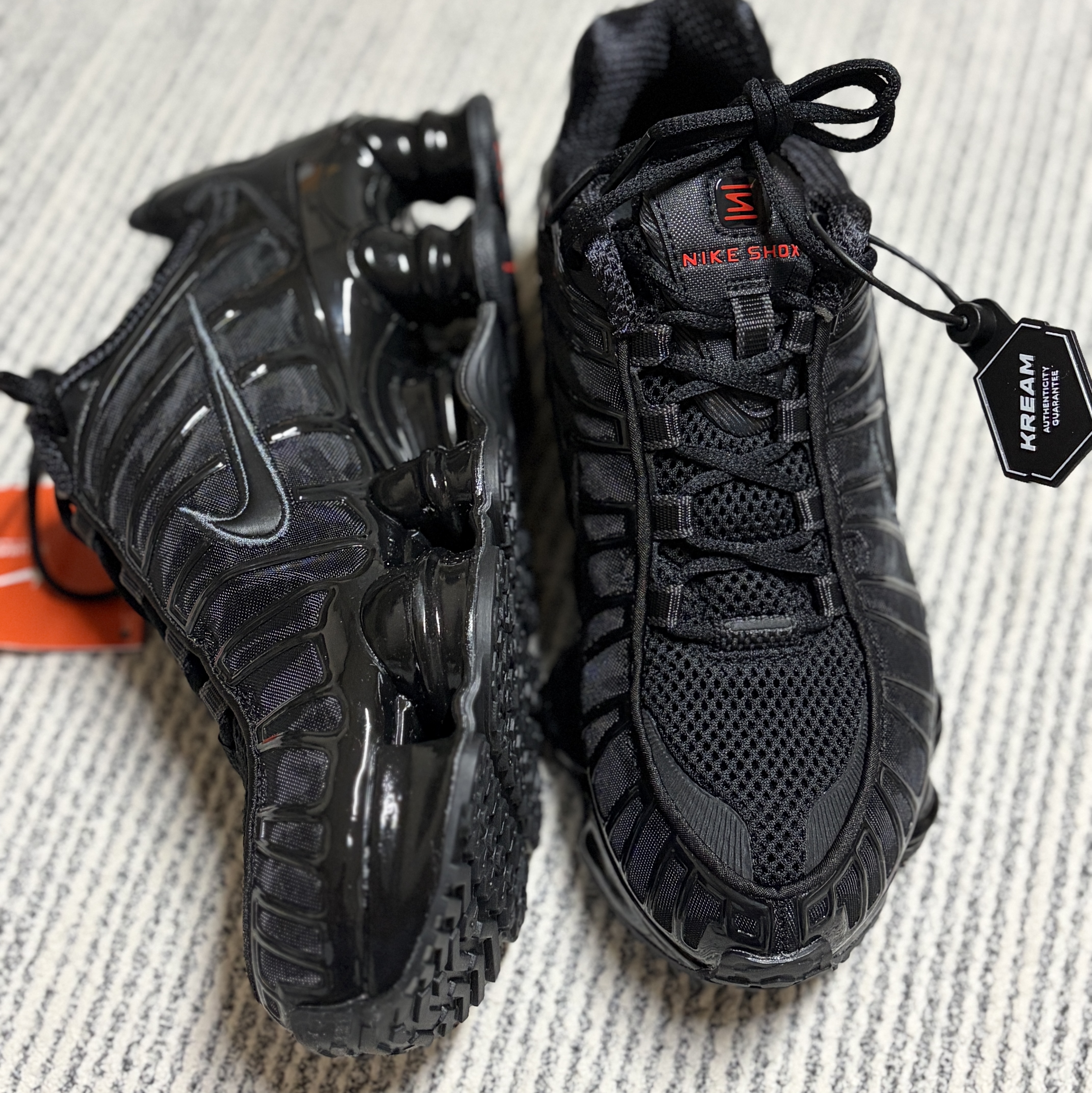 (W) Nike Shox TL Black and Max Orange 착용 스타일 - 2