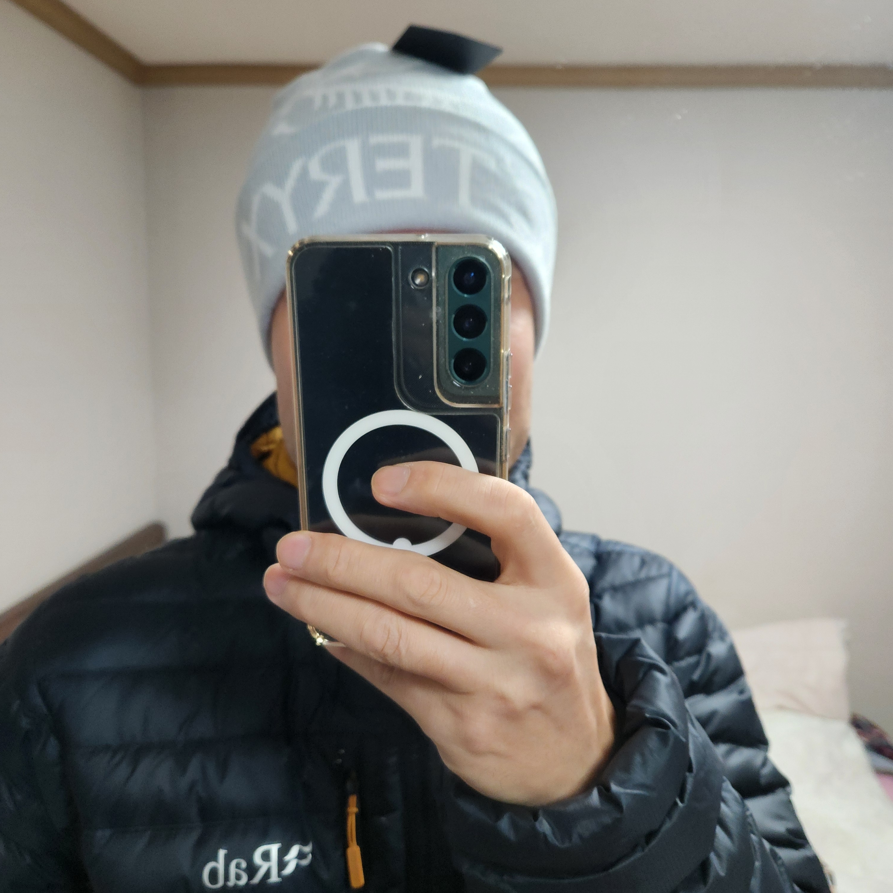 Arc'teryx Bird Word Toque Solitude Arctic Silk, Rab Microlight Alpine Jacket Beluga 착용 스타일 - 2