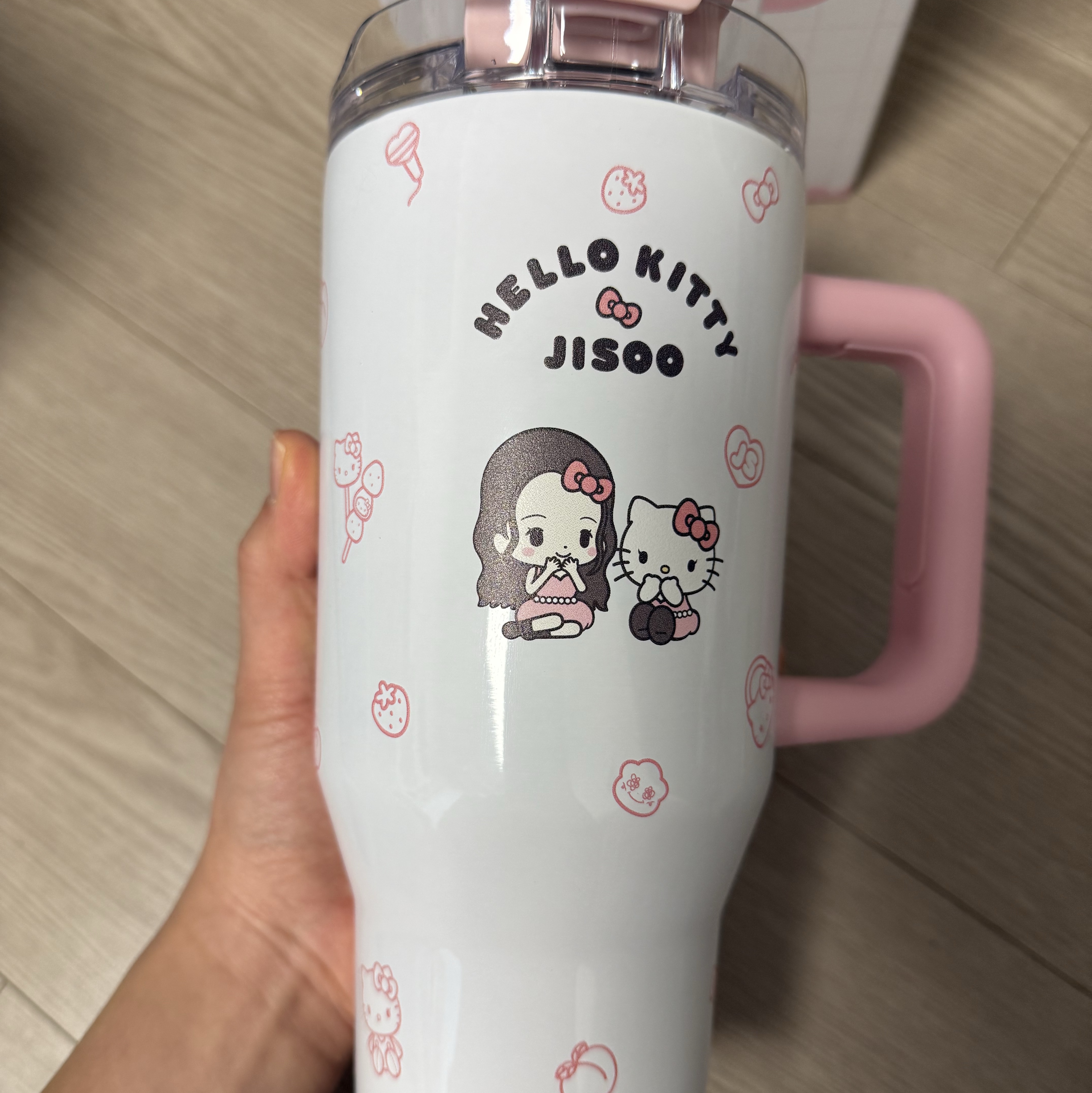 [HELLO KITTY x JISOO] Tumbler 착용 스타일 - 1