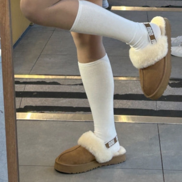 (Kids) UGG Funkette Slides Chestnut 착용 스타일