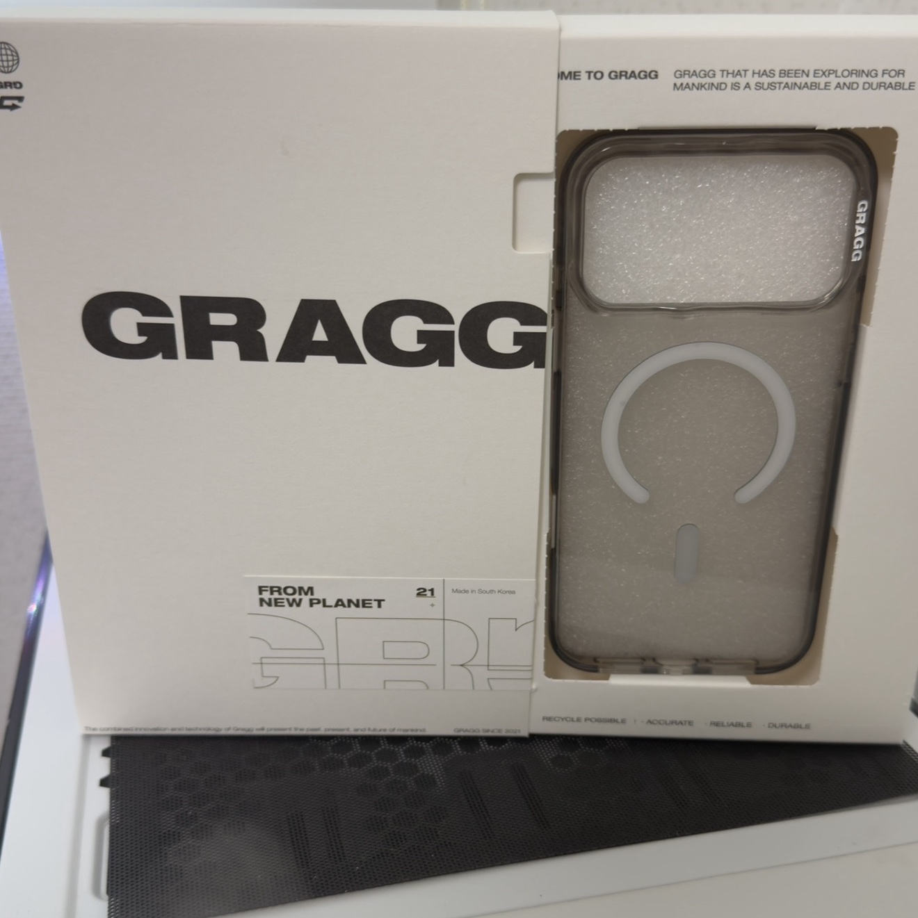 Gragg Magsafe Layers Frame Case - Clear Black 착용 스타일 - 1