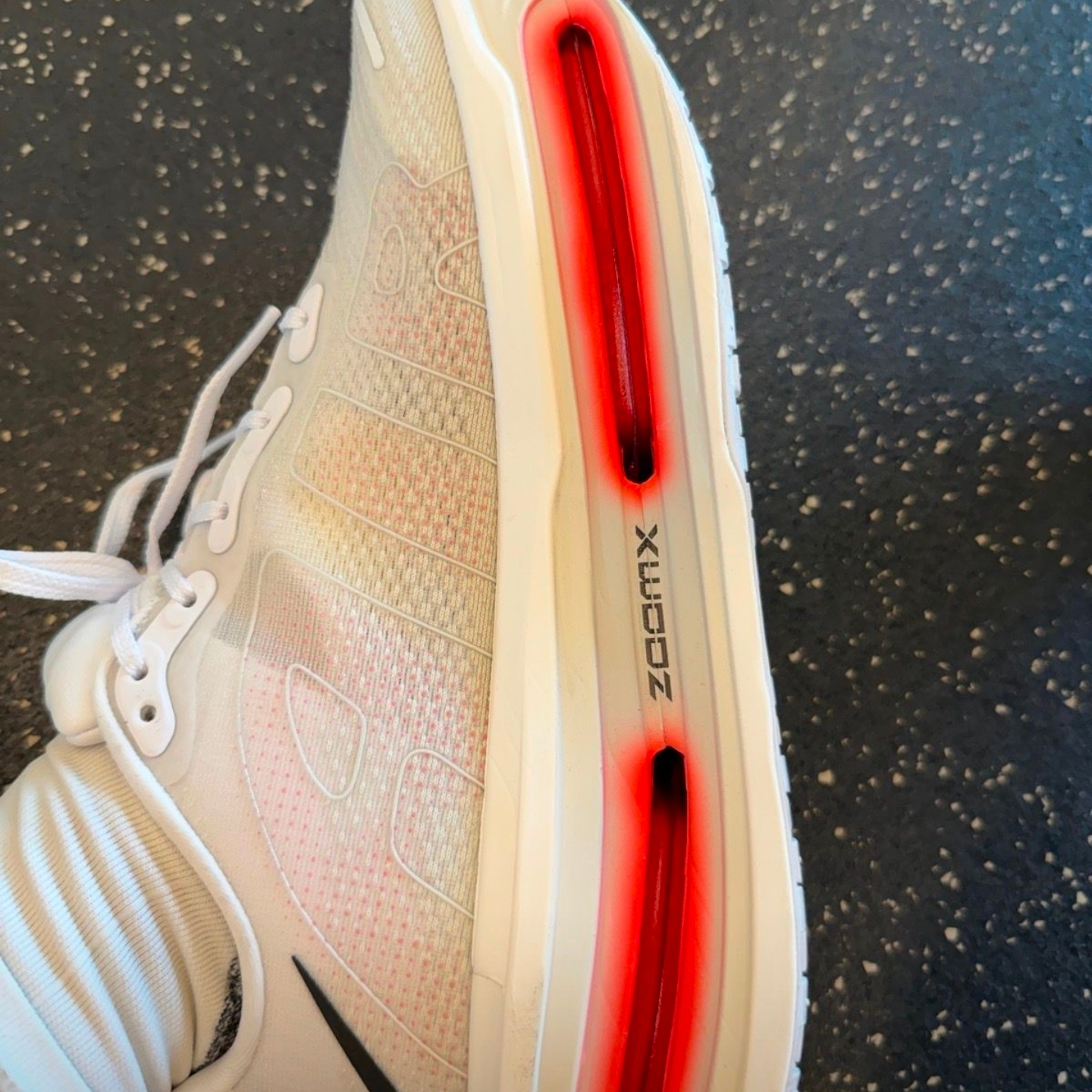 Nike Vomero Premium White Bright Crimson 착용 스타일 - 2
