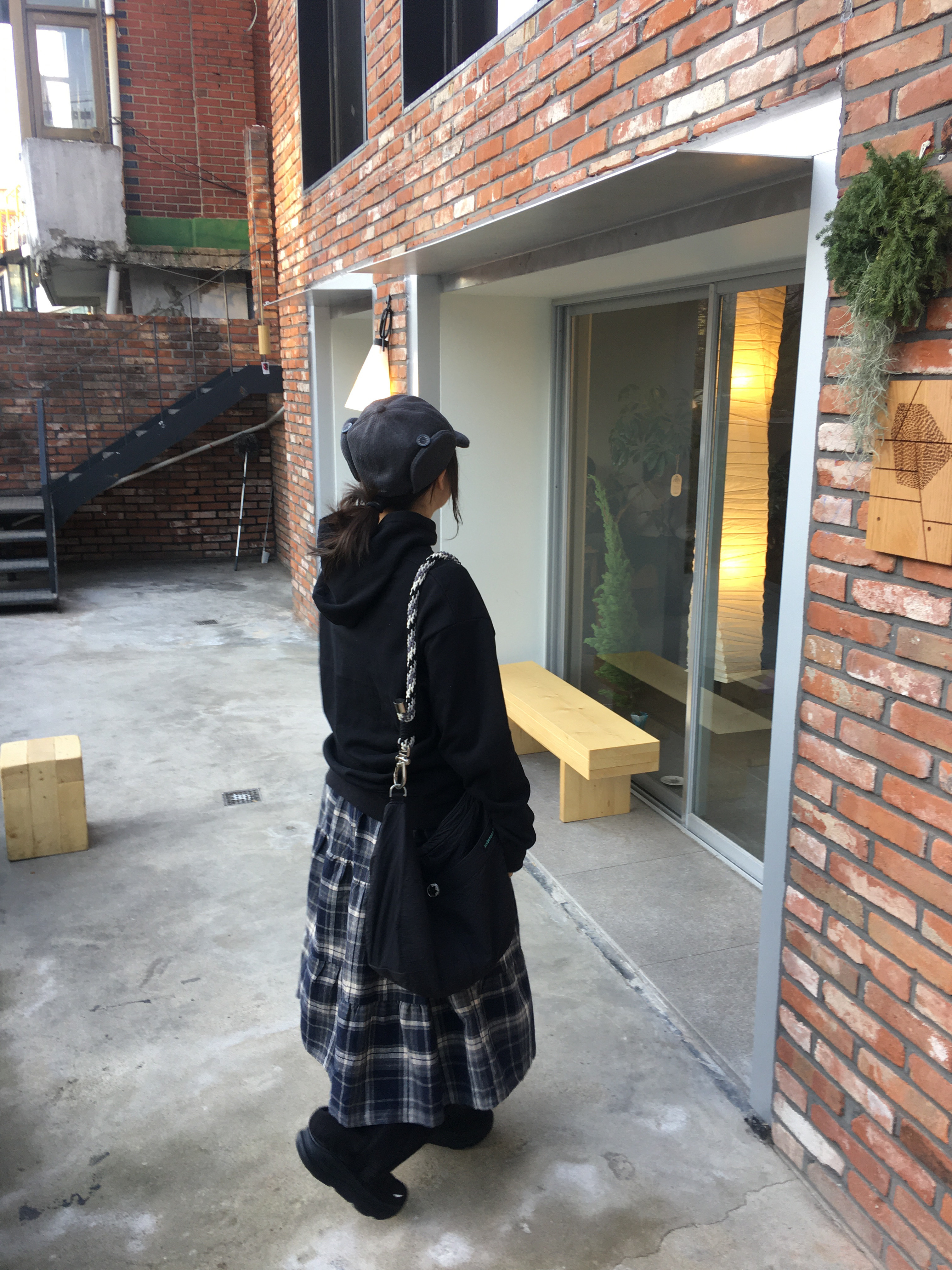 SLOW RECORD HOUSE Check Patch Hoodie Black 착용 스타일 - 4