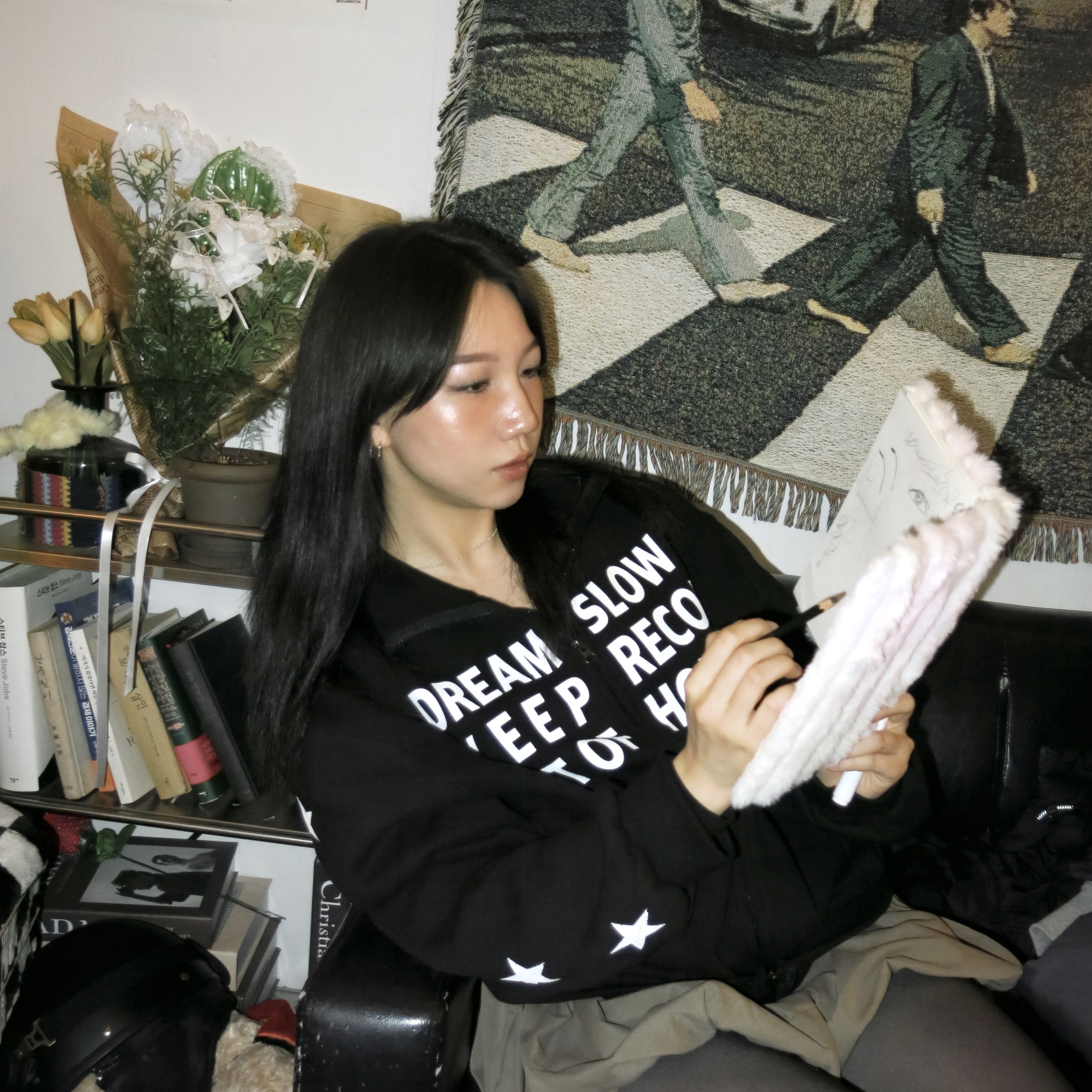 SLOW RECORD HOUSE Typo Star Track Zip-Up_Black 착용 스타일 - 6