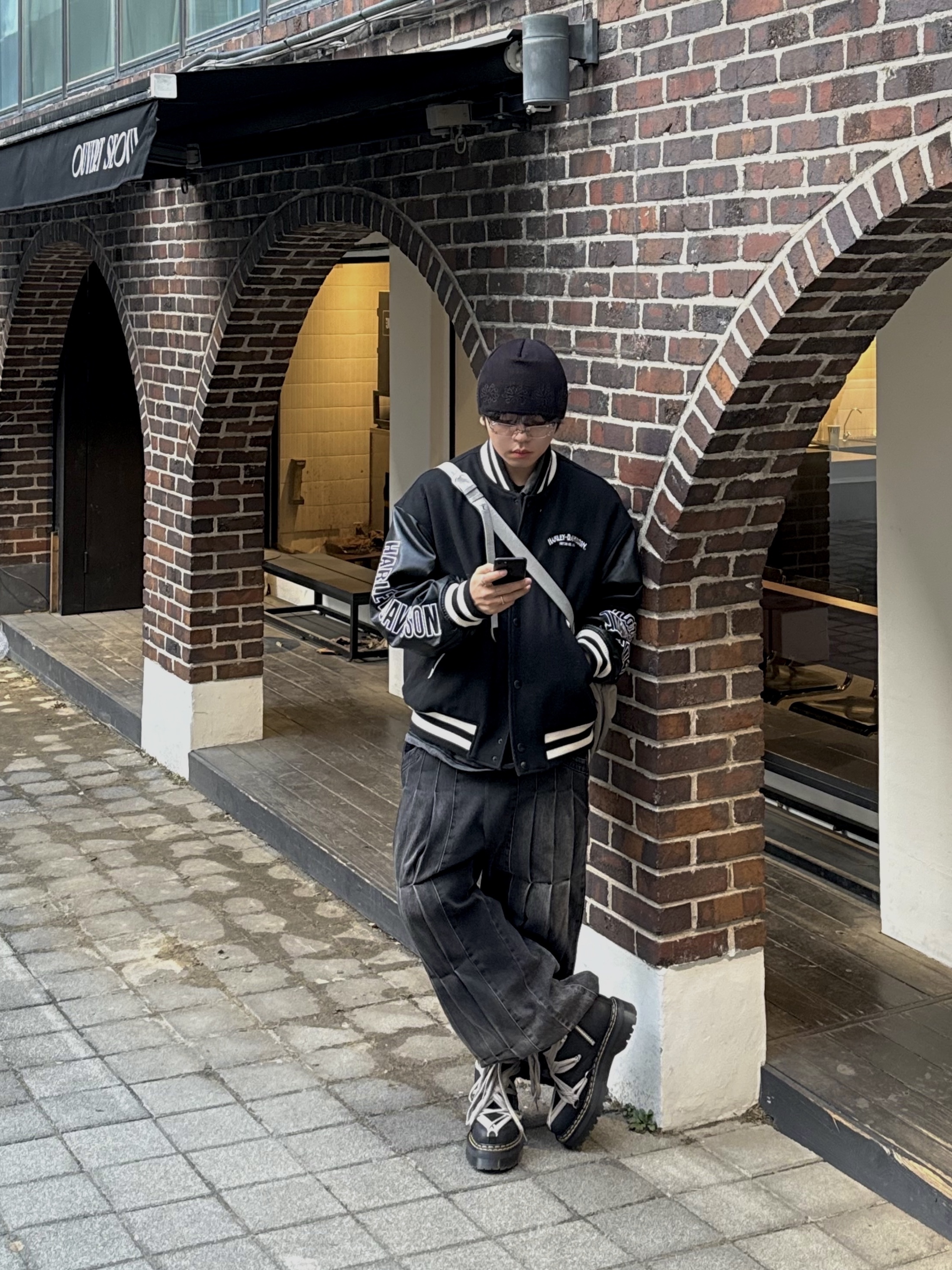 Dr. Martens x Rick Owens 1460 Quad Sole Mega Lace Boots Black, Gentle Monster Mosh 02 Silver Clear 착용 스타일 - 3