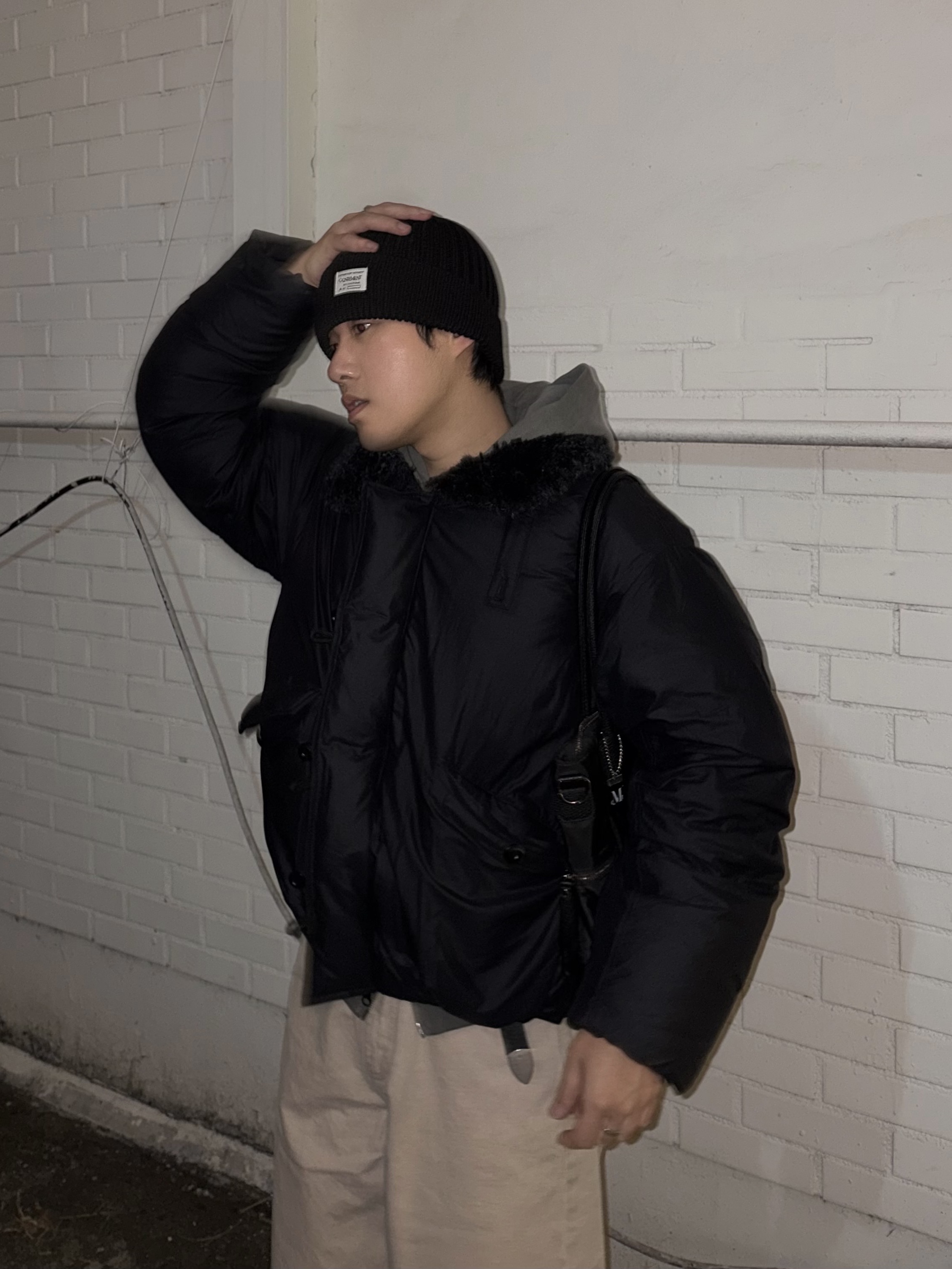 noun Wide Curved Denim Pants Sand Beige, MUCENT 4way Sigature Logo Tote Bag Black 착용 스타일 - 1
